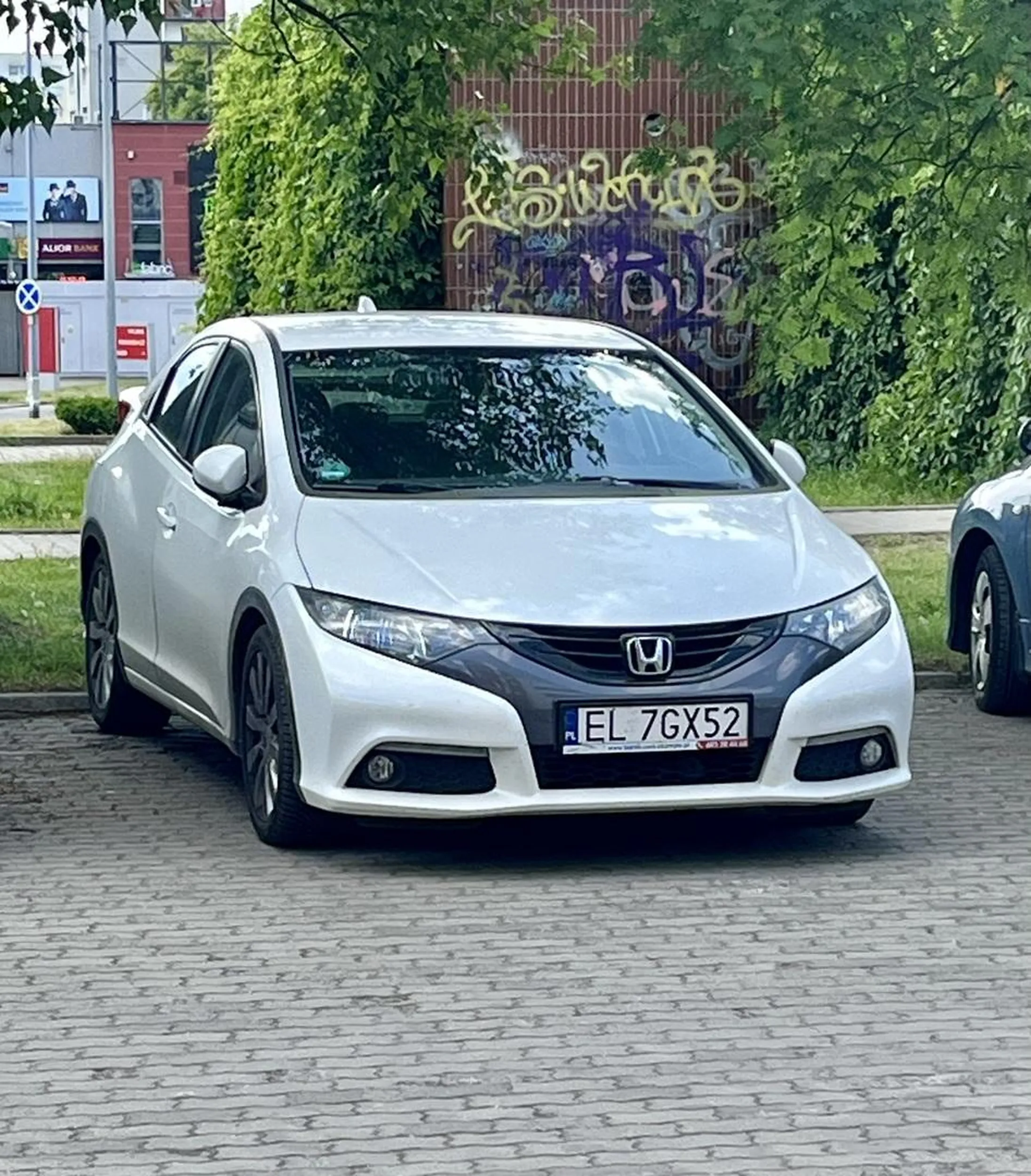 Pacjent nie szanuje zasad ruchu drogowego. Wymusza pierwszeństwo, a na klakson reaguje środkowym palcem. Otyły wieprz z damskimi tatuażami. Zatrzymany za pokazywanie środkowego palca mało się nie popłakał jak przepraszał.