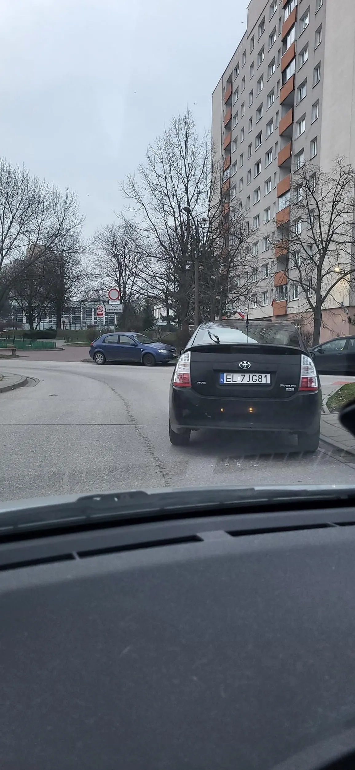 Mistrz parkowania. Na skrzyżowaniu.