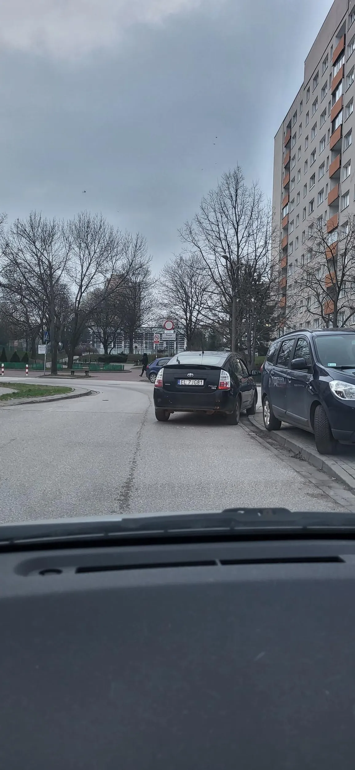 Mistrz parkowania. Na skrzyżowaniu.