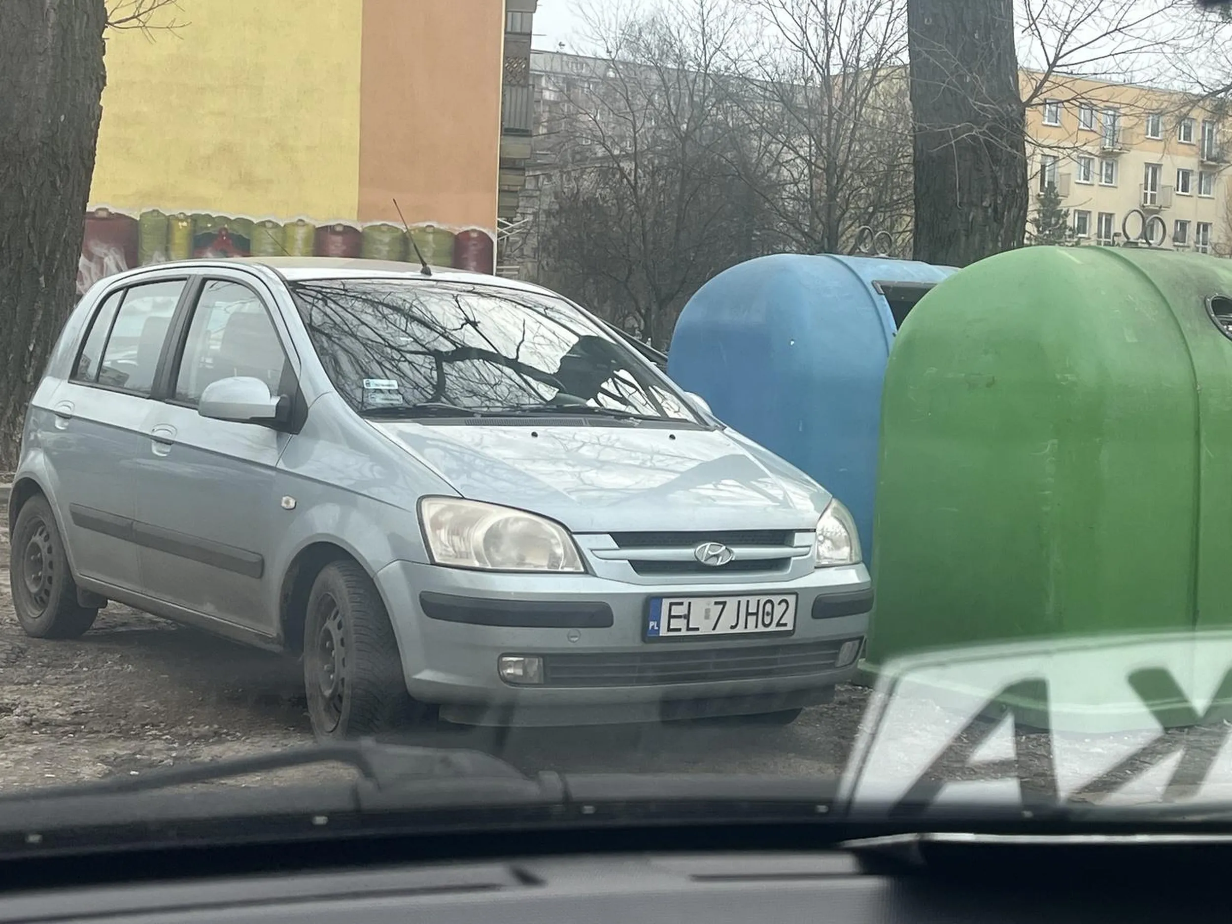 Ładnie to tak zastawiać inne samochody? Zastawiłeś mnie i nie dało się rady wyjechać tak łatwo?? Następnym razem zadzwonie po Straż. Prawo jazdy w chipsach wygrane?