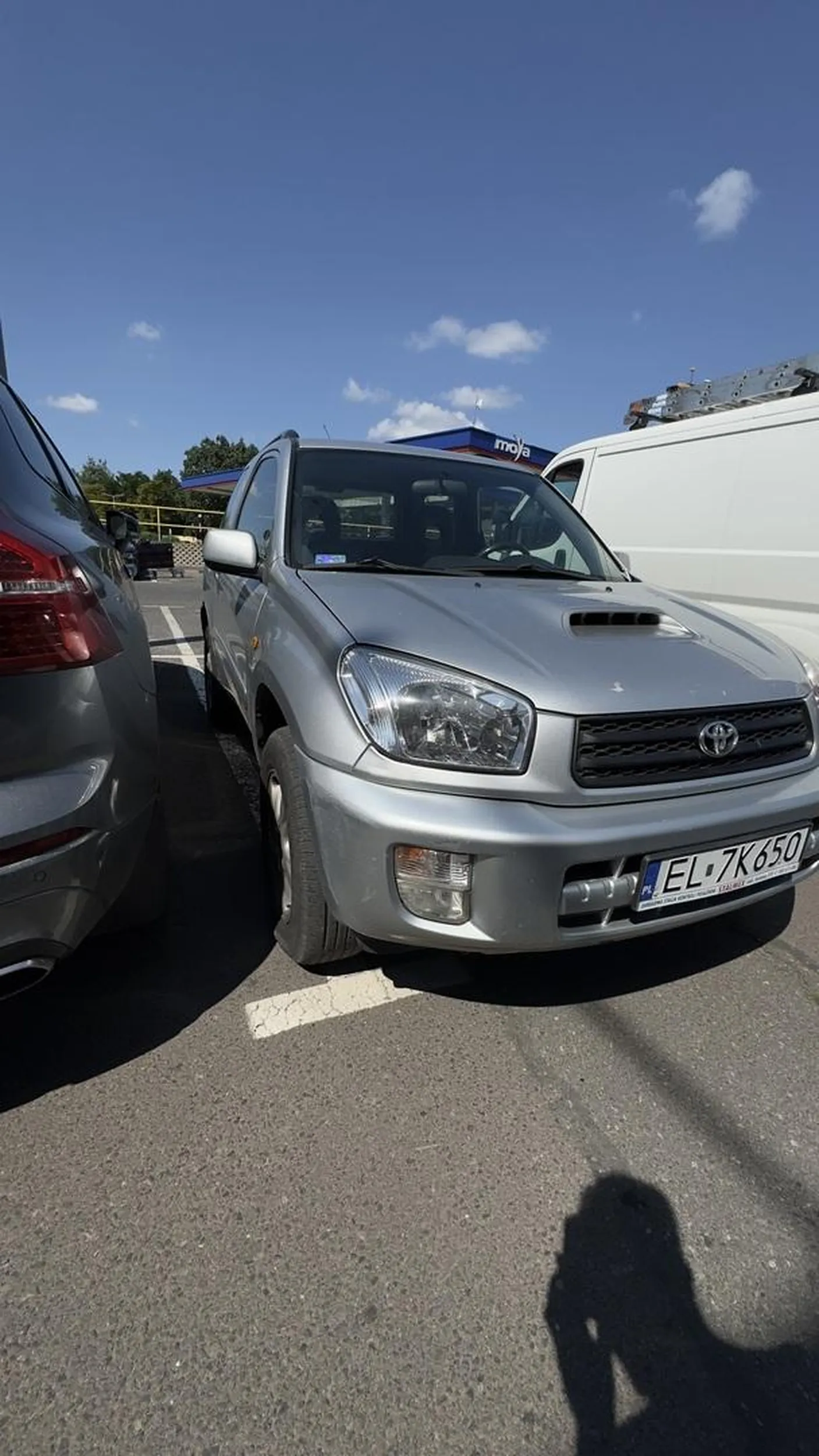 Czasem ciężko zaparkować tak żeby zmieścić się w miejscu parkingowym dlatego fajnie jest sobie zostawić dużo miejsca żeby wysiąść a innym żeby nie dało sie