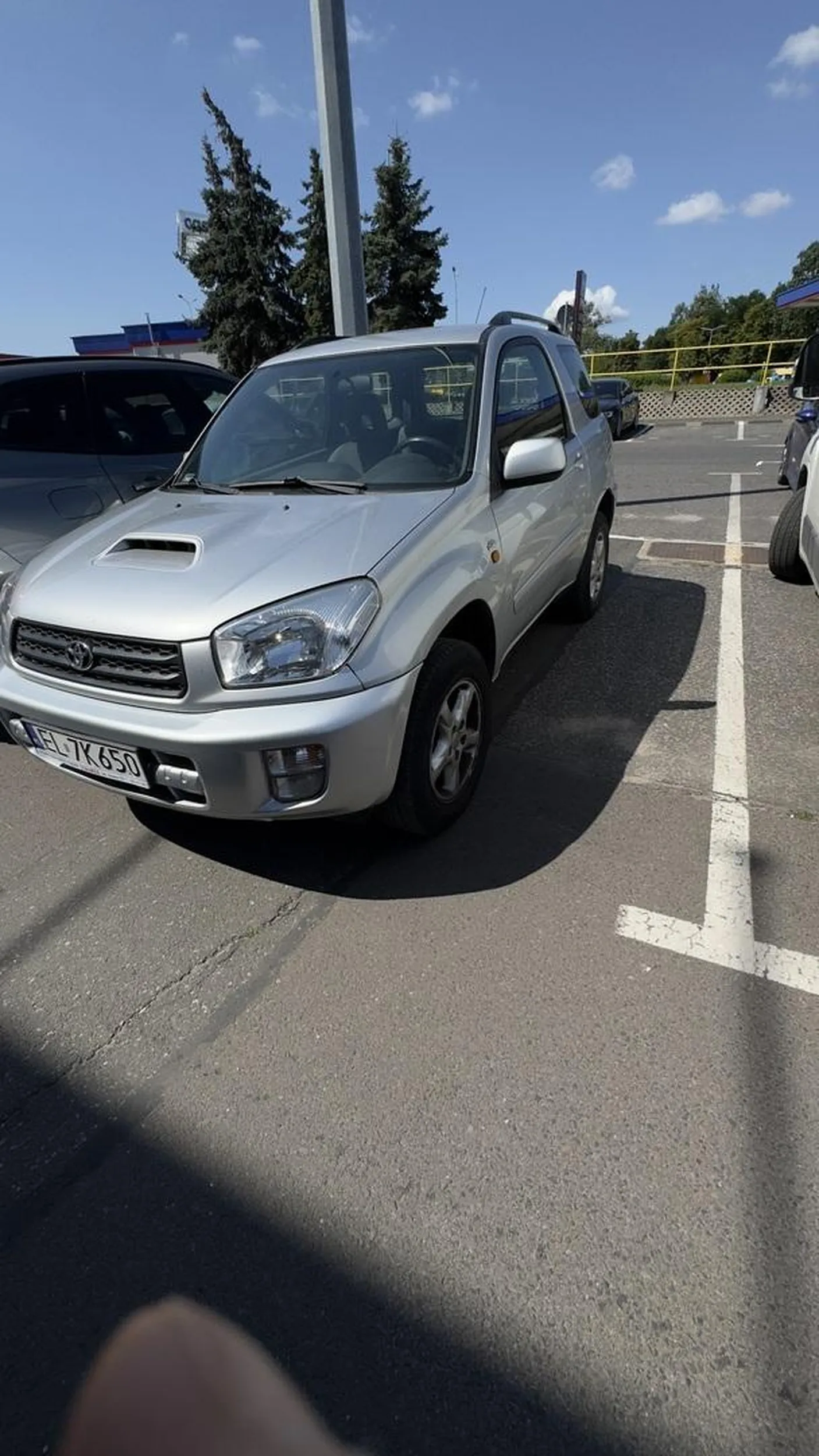 Czasem ciężko zaparkować tak żeby zmieścić się w miejscu parkingowym dlatego fajnie jest sobie zostawić dużo miejsca żeby wysiąść a innym żeby nie dało sie