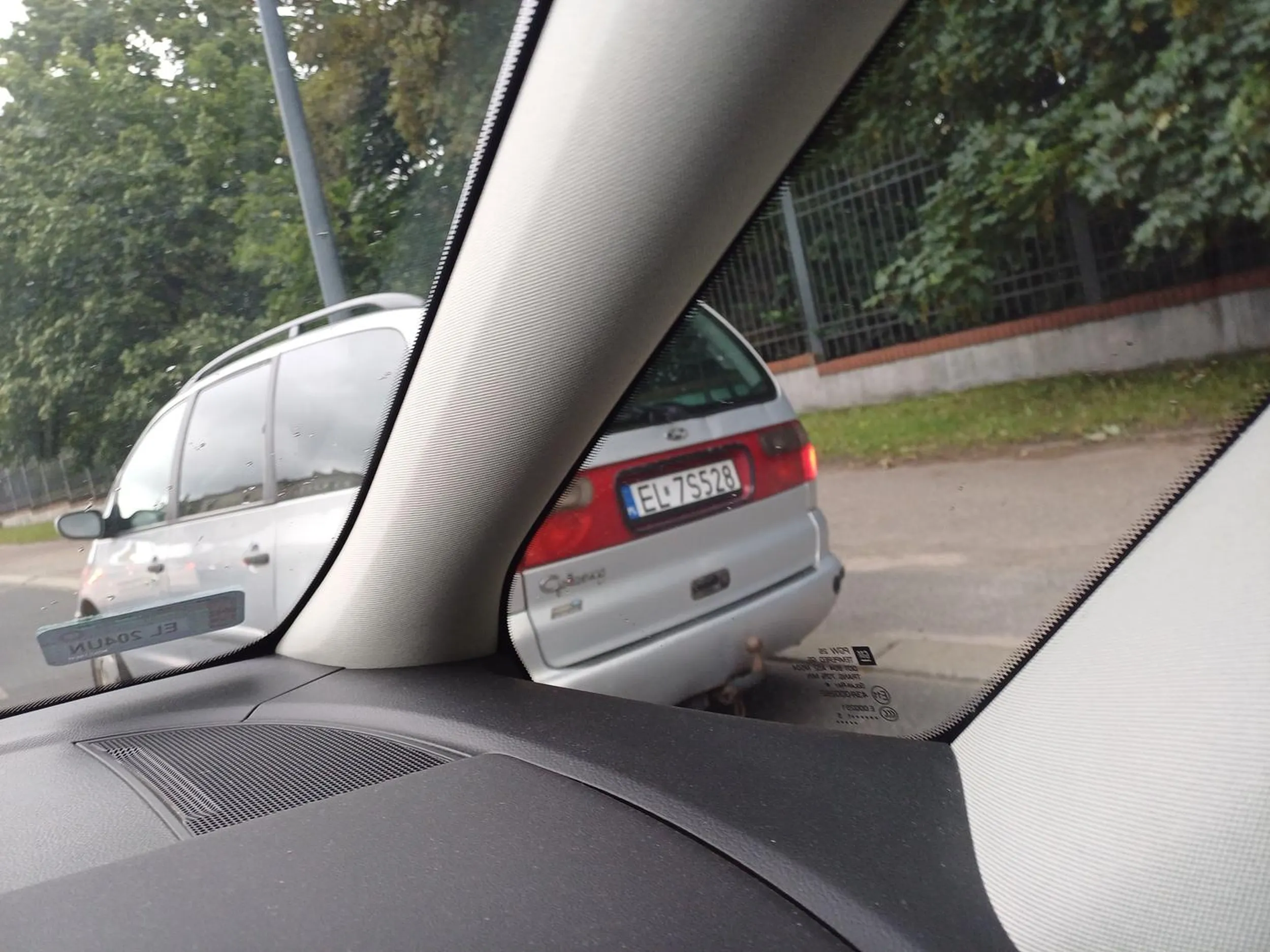 Wpychanie się bocznym pasem po chodniku tylko by się wepchnąć przed poprzedzające auto to nie problem dla tego osobnika.