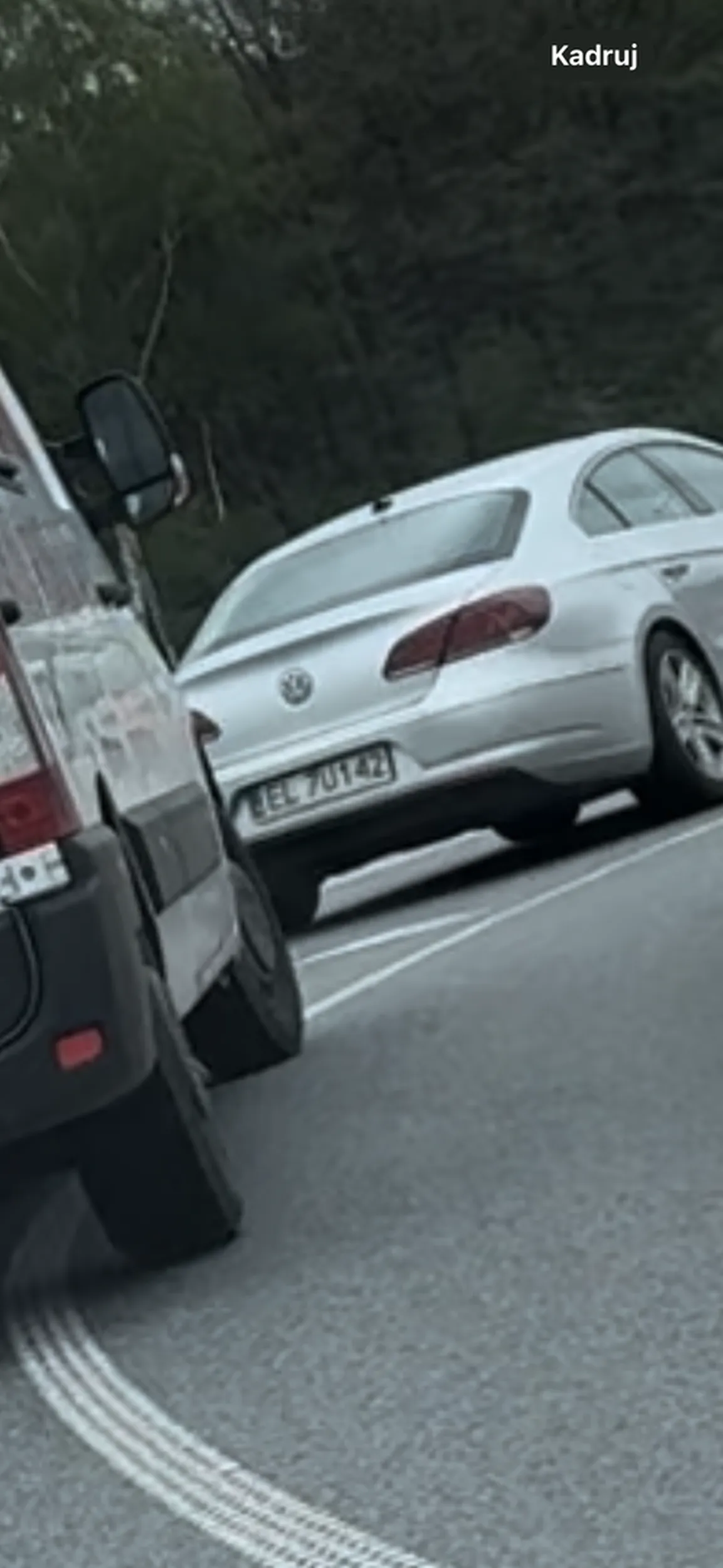 Pan który poruszał się pojazdem Volkswagen, wyprzedzając lewym pasem na S14, przypomniało mu się 200 metrów przed zjazdem że będzie zjeżdżał z S14, zostałam wyhamowana na prawym pasie przy prędkości 120km/h, powodując zagrożenie na drodze. Tak więc, Panie kochany nie zdziw się jak zrobisz tak komuś innemu i wjedzie ci w dupe. A niech cię spotkam i zrobisz podobny numer, przysięgam, że zrobię ci z dupy jesień średniowiecza. Nie pozdrawiam.