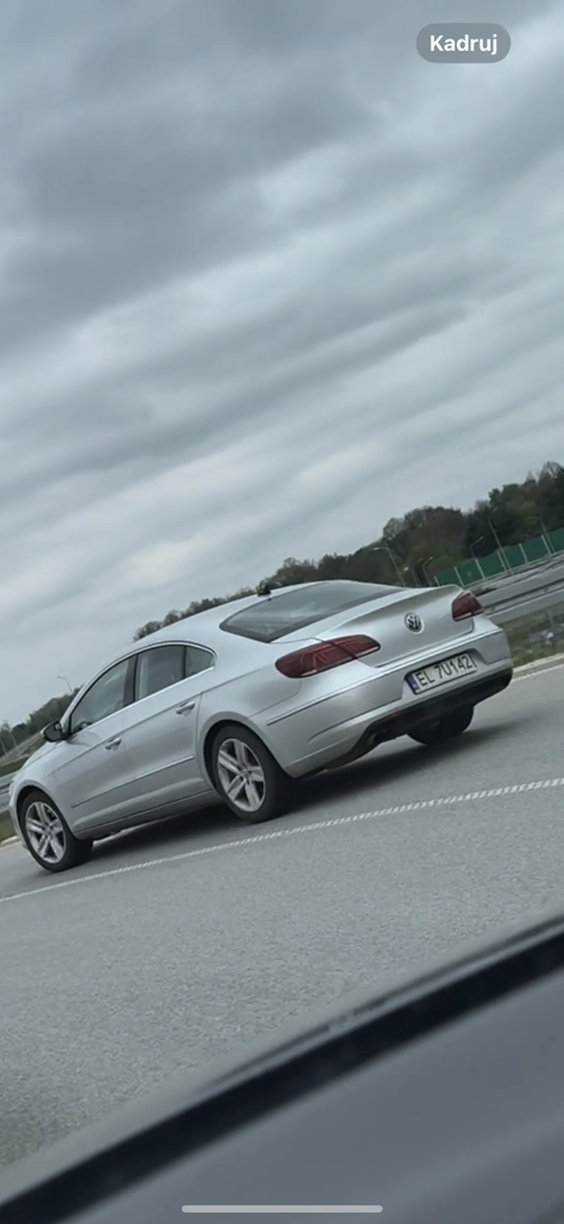 Pan który poruszał się pojazdem Volkswagen, wyprzedzając lewym pasem na S14, przypomniało mu się 200 metrów przed zjazdem że będzie zjeżdżał z S14, zostałam wyhamowana na prawym pasie przy prędkości 120km/h, powodując zagrożenie na drodze. Tak więc, Panie kochany nie zdziw się jak zrobisz tak komuś innemu i wjedzie ci w dupe. A niech cię spotkam i zrobisz podobny numer, przysięgam, że zrobię ci z dupy jesień średniowiecza. Nie pozdrawiam.