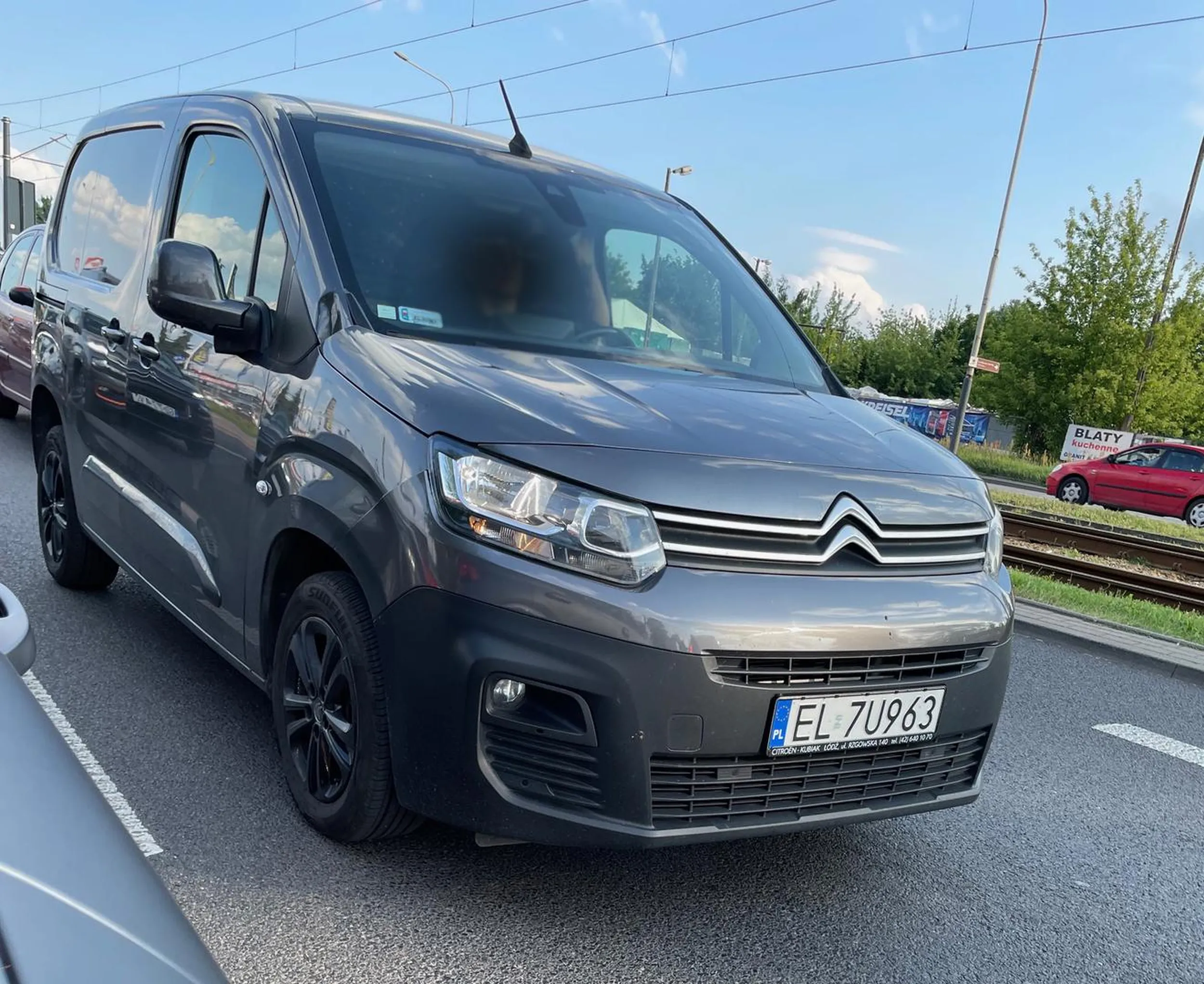 Cham i burak. Zwykłe bydle za kółkiem. Potencjalny morderca. Jeździ zygzakiem, zajeżdża drogę wyprzedając lewym pasem. Wymusza pierwszeństwo. Jeździ bydle po Łodzi i stwarza zagrożenie. Jest nagranie z wyczynów tego psychopaty, sprawa zgłoszona na policję!