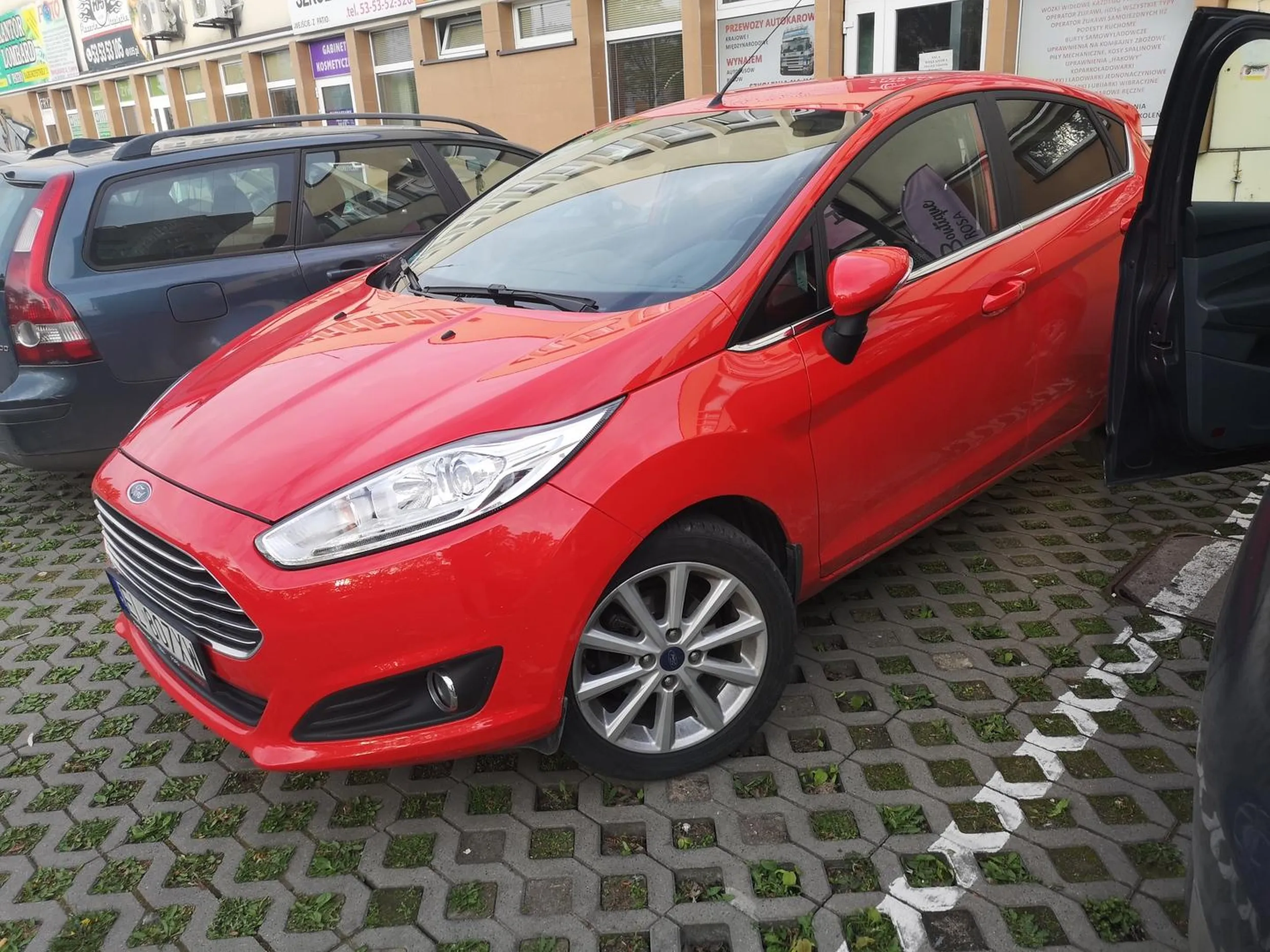 Kobieta się awanturuje że chciała akurat konkretne to miejsce do zaparkowania mimo że obok było jeszcze jedno. Prawdopodobnie nie umie parkować i do zaparkowania potrzebne są jej dwa wolne miejsca parkingowe. Do tego się czepia tablic rejestracyjnych że są z "z innego miasta" mimo że teraz to o niczym nie świadczy.