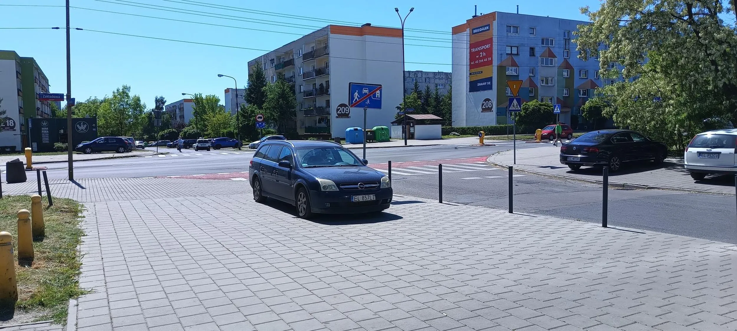 Kierowca Opla jeździ po chodniku , parkuje w obrębie skrzyżowania oraz ogranicza widoczność przy przejściu dla pieszych.