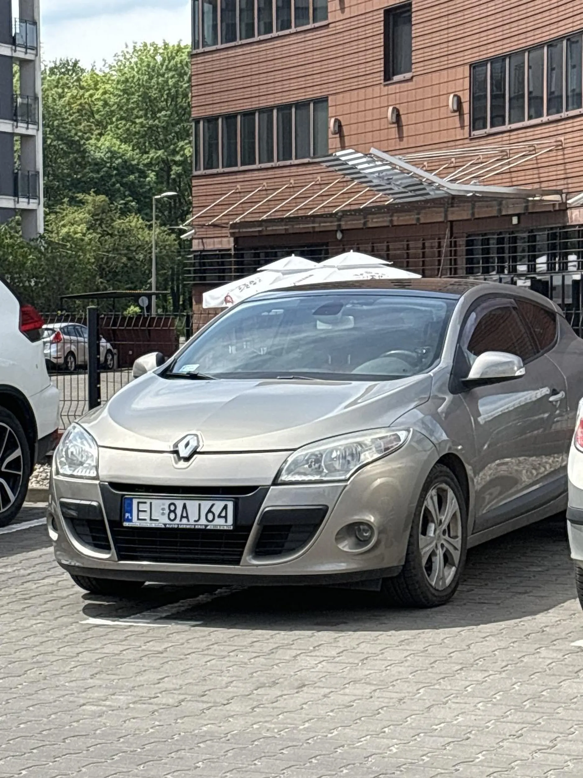 Zaparkowała na dwóch miejscach.