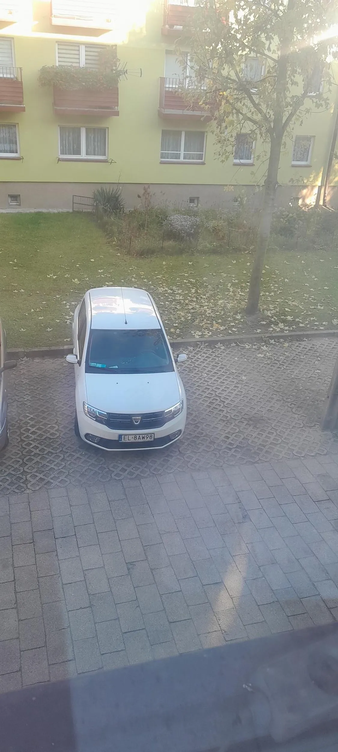 Parkuje na 2 miejscach parkingowych na nie dość że ciasnym parkingu to jeszcze małym