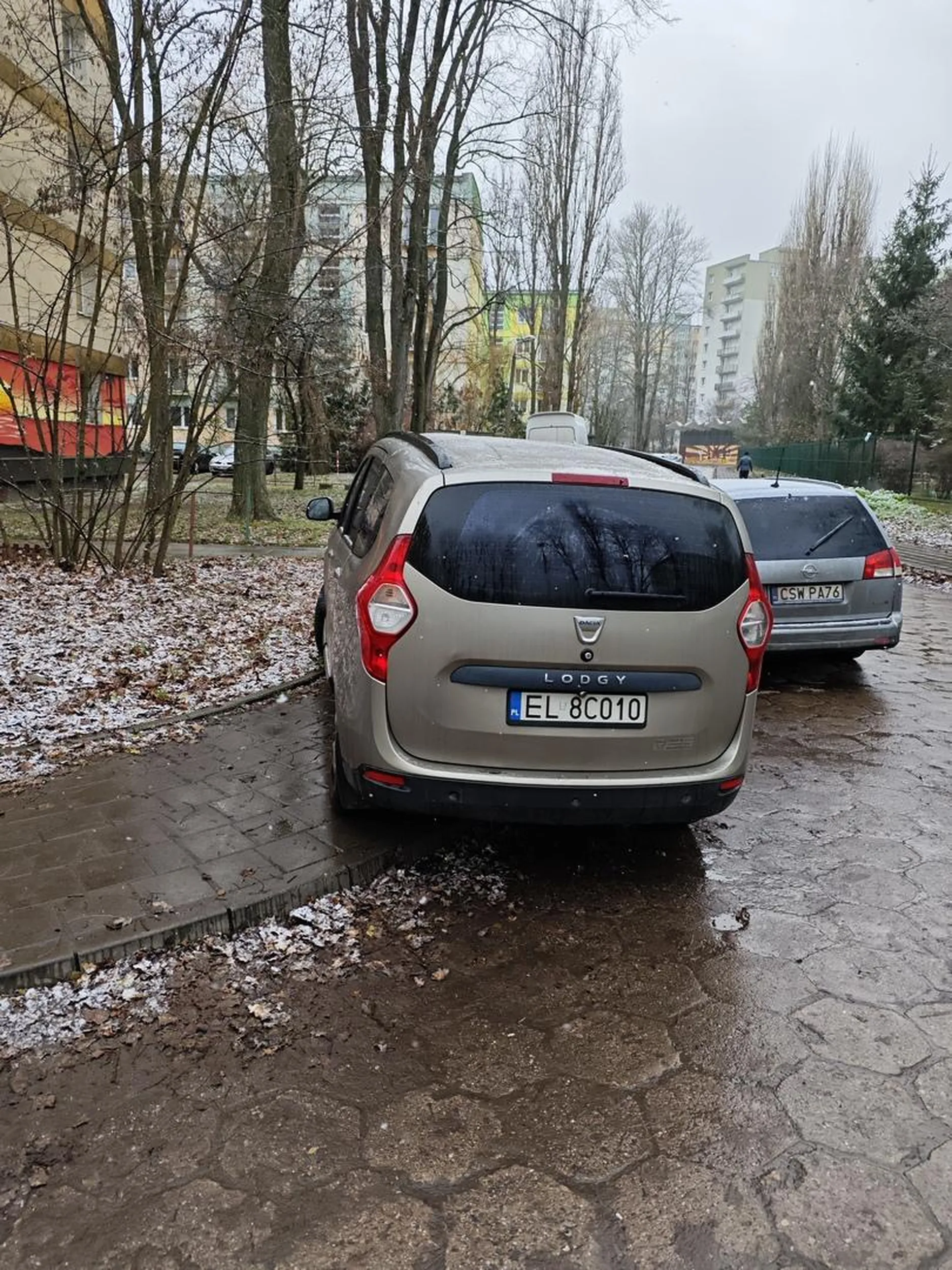 Parkowanie na chodniku brak przejścia dla pieszych