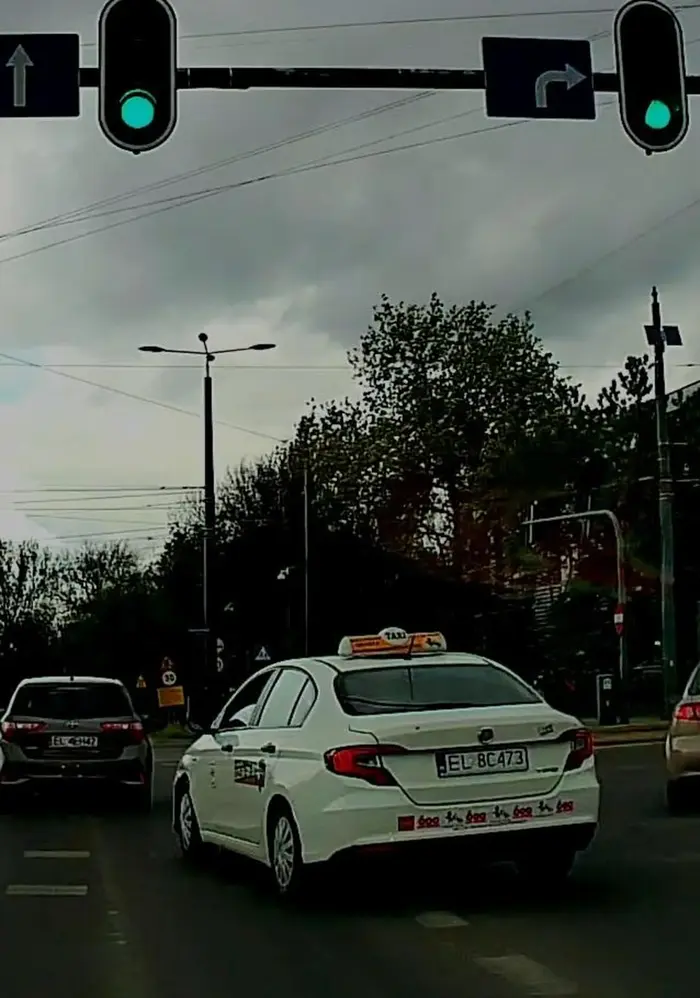 Nie używa kierunkowskazów. Jedzie prosto z pasa do skrętu w prawo.