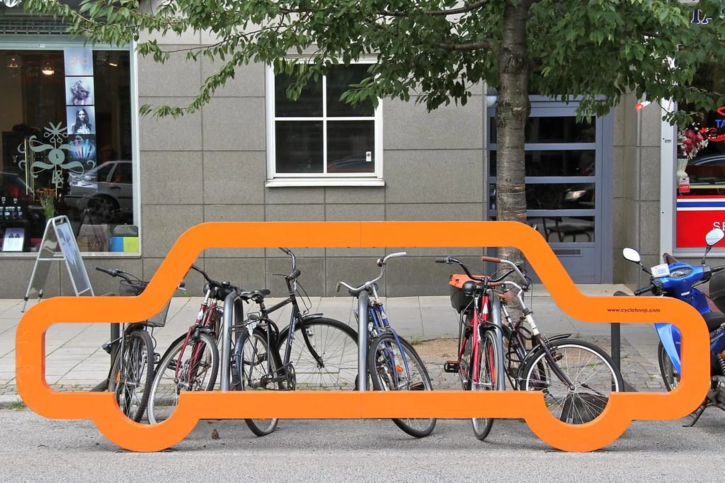 Uwaga, impertynencki kierowca! Przeszkadzał mu prawidłowo jadący jednoślad omijający dziury na jezdni, co ten impertynent manifestował używając w nieuprawniony i agresywny sposób sygnału dźwiękowego. Przy czym sam nie zauważa, że wozi powietrze czołgiem-SUV, kolubryną, białą krową, itp. i zajmuje innym przestrzeń życiową i ruchu na jezdni o wymiarach 2 x 4,5 m² = 9 m², czyli tyle, ile zajmują 22 rowery. Przestrzeń publiczną, która jest wspólną, a nie tylko jego własnością. Impertynencie w tej zawalidrodze! Nie jesteś ważniejszy od 22 rowerzystów, którym zabierasz miejsce, smrodzisz spalinami, hałasujesz i stwarzasz niebezpieczne sytuacje na drodze. W końcu kogoś zabijesz. Może zamiast rozpychać się łokciami zainwestujesz w mniejszy pojazd i kurs savoir-vivreu, bo na wychowanie już za późno?