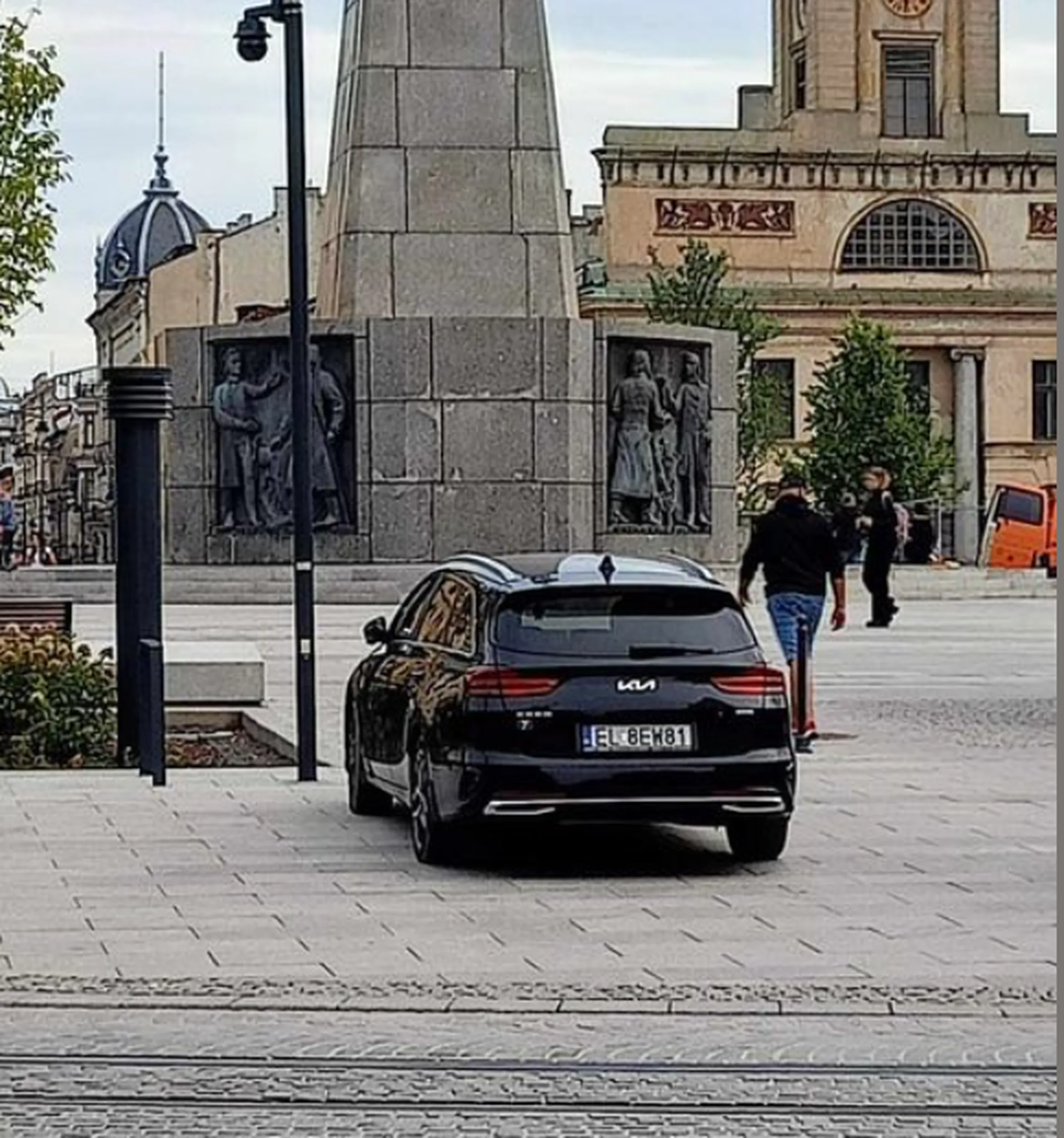 "VIP parking" na samym środku placu