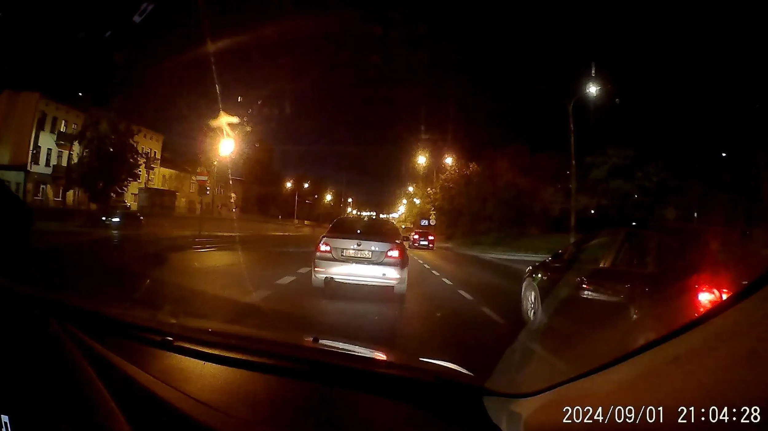 wyprzedzanie autobusu przed przejściem dla pieszych, a przed przejściem czekają piesi... 4 sekundy później i prawdopodobnie rozjechałby ich.