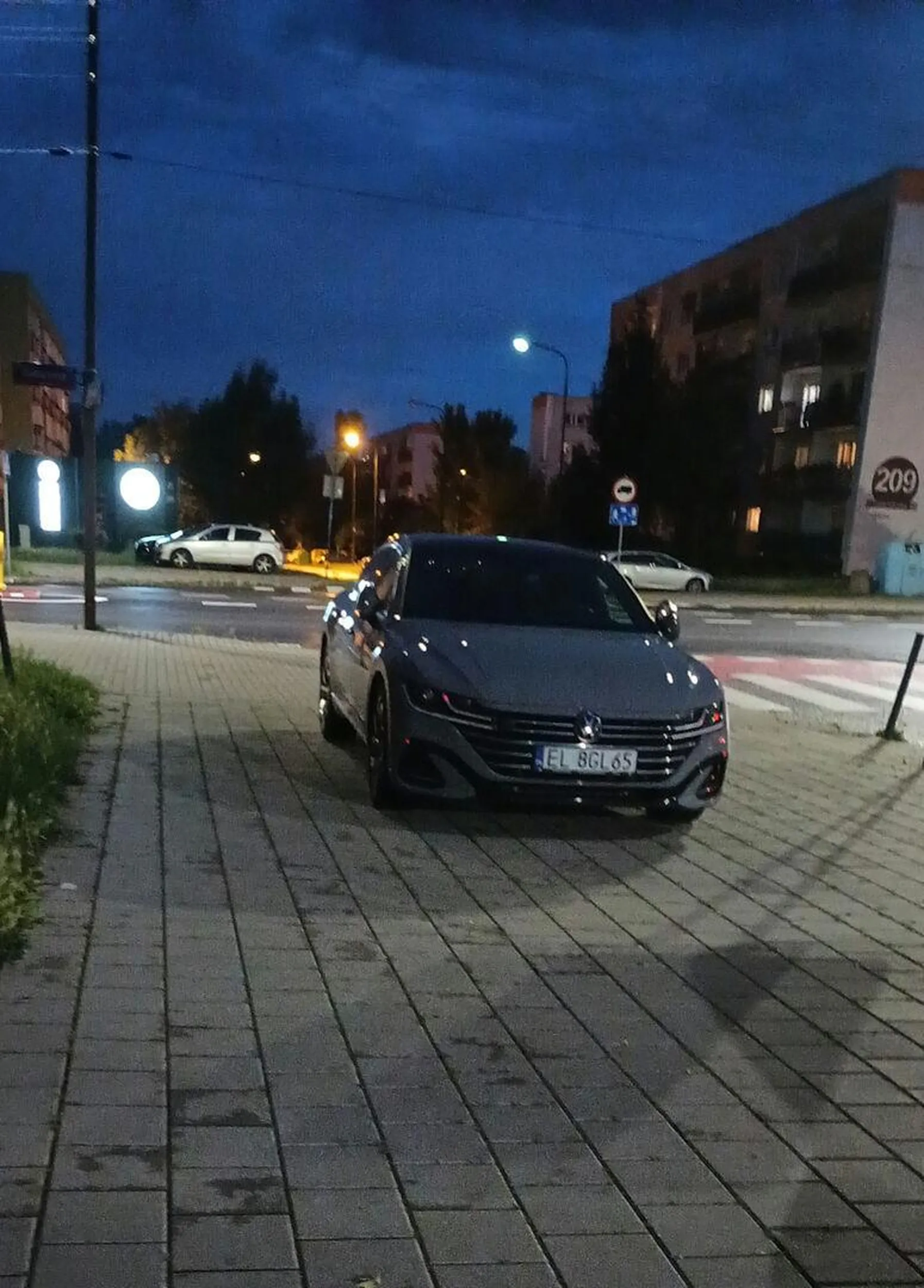 Kierowca wjechał na chodnik który jest wyłącznie dla pieszych i nie służy do jazdy !!! Bananowy młodzieniec poszedł oczywiście do Żabki bo jest cool . Oczekuj mandatu 1500zl !