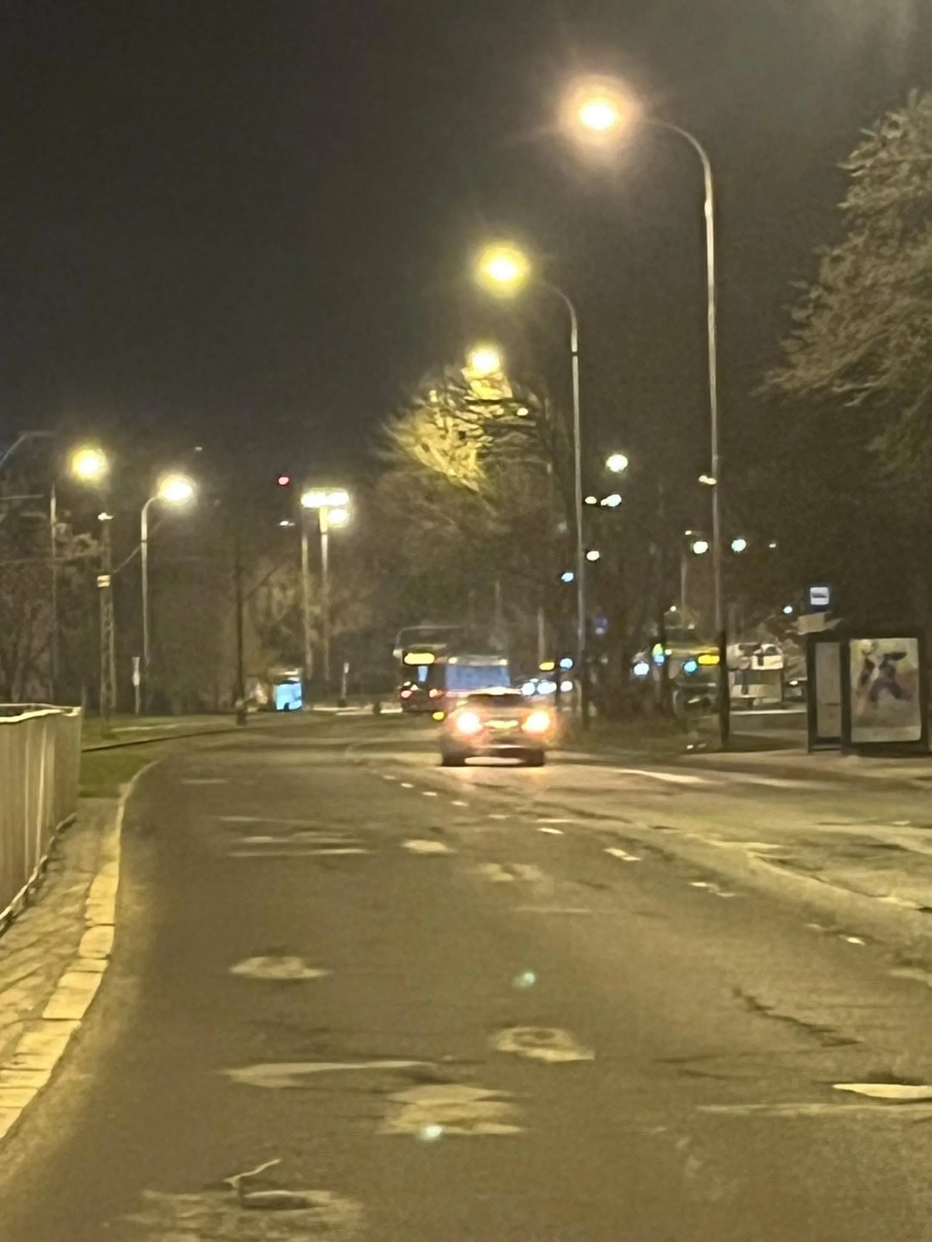 Na ulicy Politechniki 19 na przejściu dla pieszych sprawca wjechał we mnie gdy zatrzymywałam się by przepuścić pieszych, następnie sprawca uciekł z miejsca wypadku, jednak tablica rejestracyjna została. Policja od razu zlokalizowała sprawcę i ukarała. Była to podobno kobieta, jej wytłumaczeniem było „byłam w szoku bo wybuchły mi poduszki i uciekłam”. Miałam wiele szczęścia, że tablica została. Chciałabym uświadomić jak niebezpieczne jest uciekanie z miejsc wypadku, bo co jeśli coś by mi się stało…