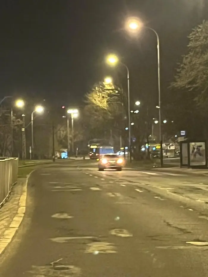 Na ulicy Politechniki 19 na przejściu dla pieszych sprawca wjechał we mnie gdy zatrzymywałam się by przepuścić pieszych, następnie sprawca uciekł z miejsca wypadku, jednak tablica rejestracyjna została. Policja od razu zlokalizowała sprawcę i ukarała. Była to podobno kobieta, jej wytłumaczeniem było „byłam w szoku bo wybuchły mi poduszki i uciekłam”. Miałam wiele szczęścia, że tablica została. Chciałabym uświadomić jak niebezpieczne jest uciekanie z miejsc wypadku, bo co jeśli coś by mi się stało…