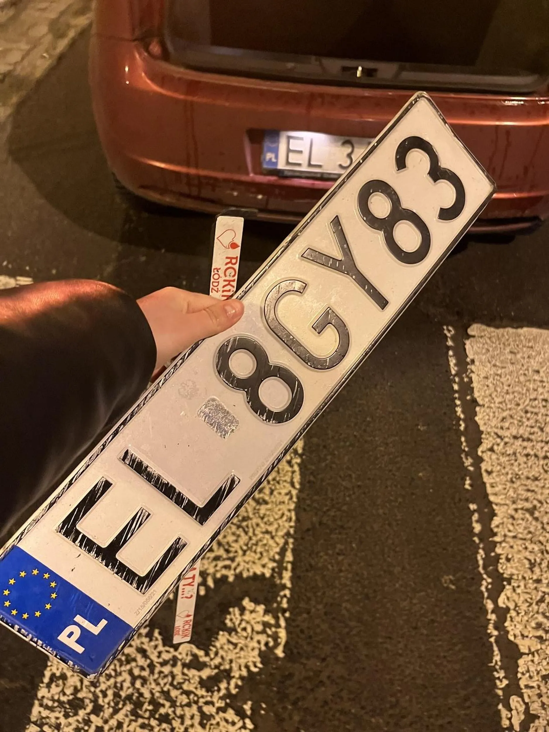 Na ulicy Politechniki 19 na przejściu dla pieszych sprawca wjechał we mnie gdy zatrzymywałam się by przepuścić pieszych, następnie sprawca uciekł z miejsca wypadku, jednak tablica rejestracyjna została. Policja od razu zlokalizowała sprawcę i ukarała. Była to podobno kobieta, jej wytłumaczeniem było „byłam w szoku bo wybuchły mi poduszki i uciekłam”. Miałam wiele szczęścia, że tablica została. Chciałabym uświadomić jak niebezpieczne jest uciekanie z miejsc wypadku, bo co jeśli coś by mi się stało…