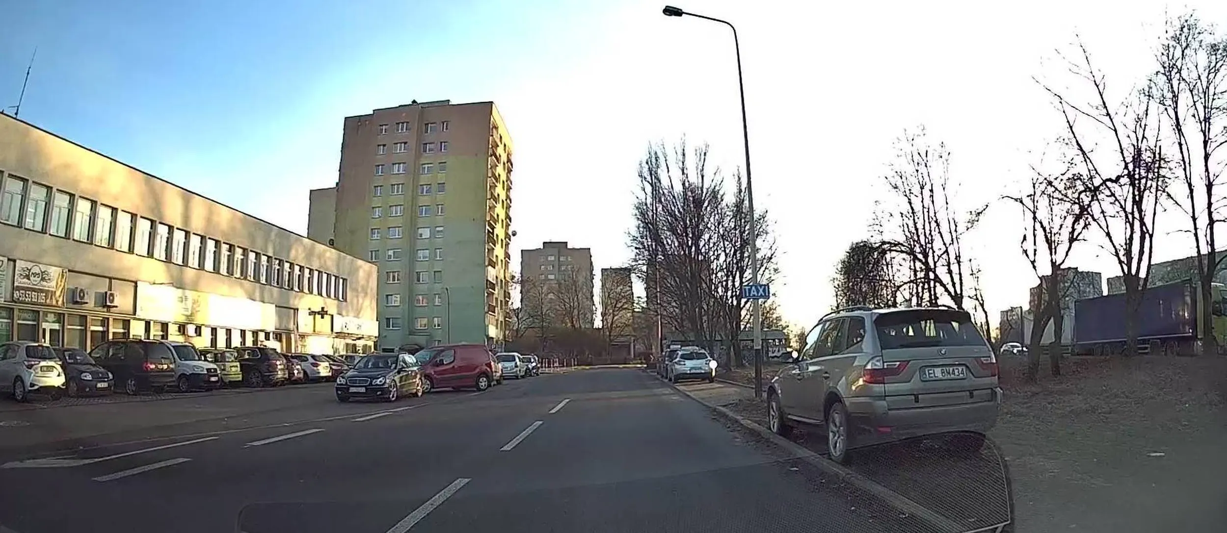 idealne miejsce do zaparkowania trawnik rozjezdzony