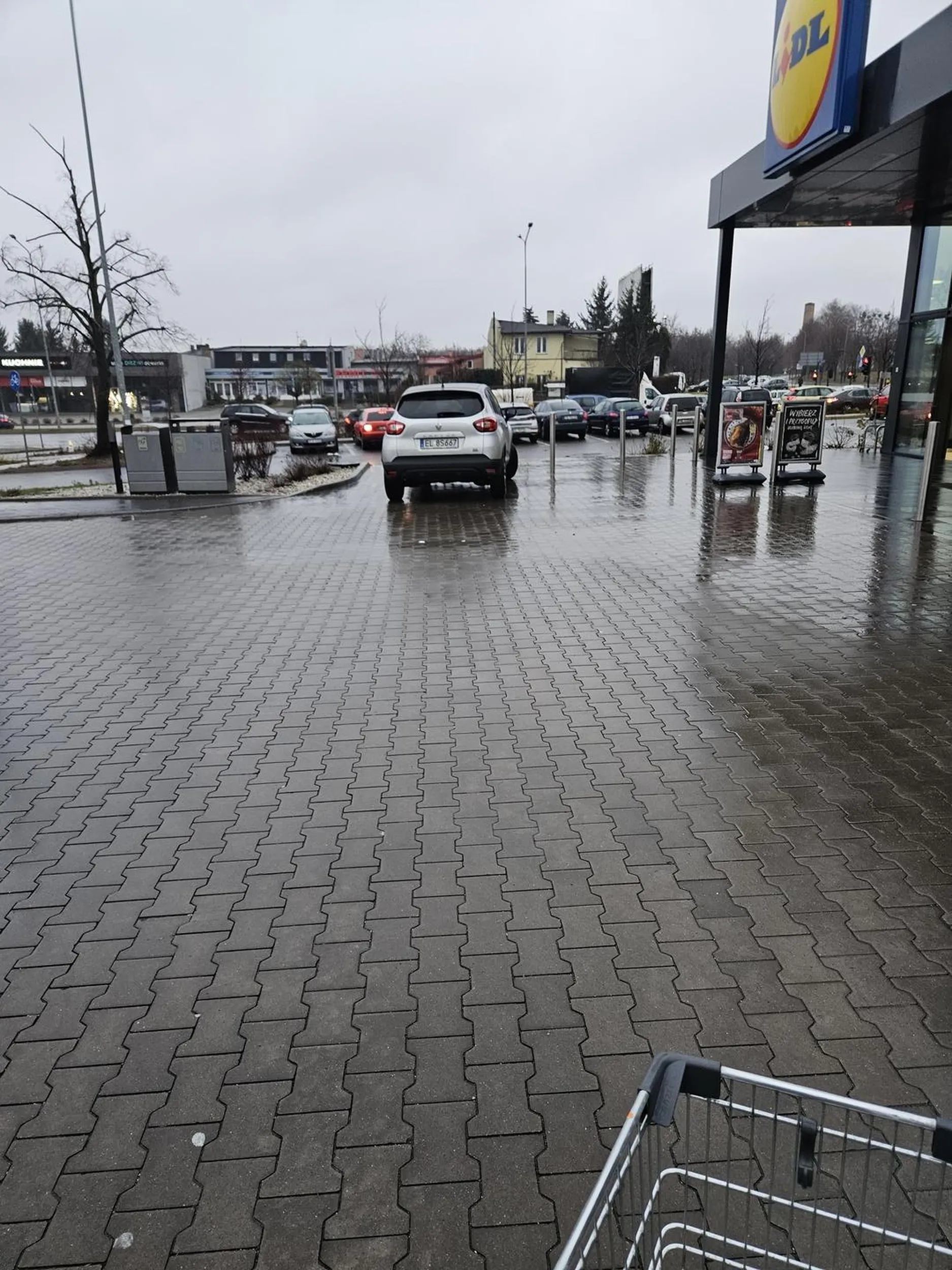 Cały parking pusty. Bliżej się nie dało cipo?