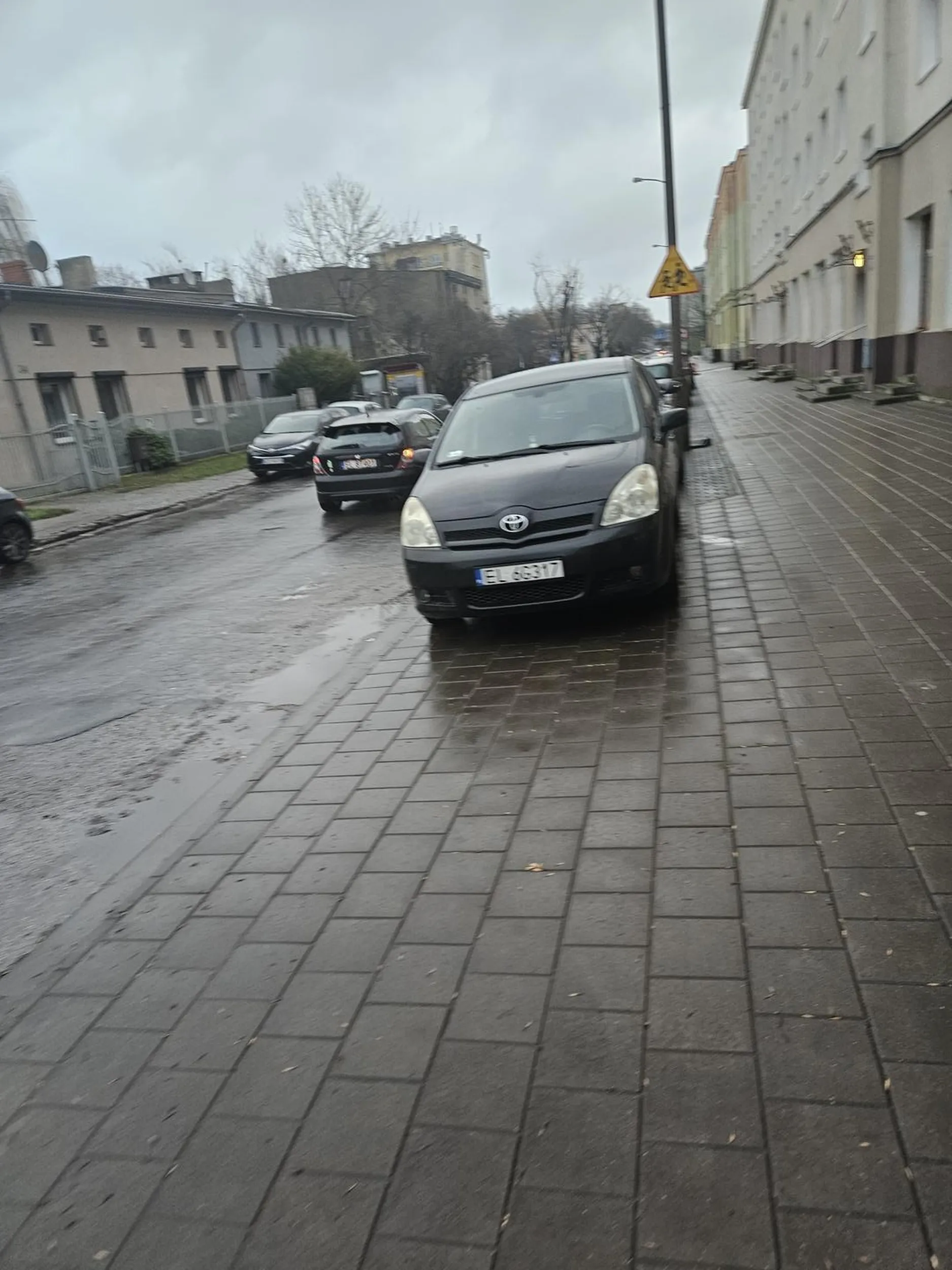 Jaki ciepły chłopak w hondzie z pierdzącym wydechem. Mężowi musi się podobać