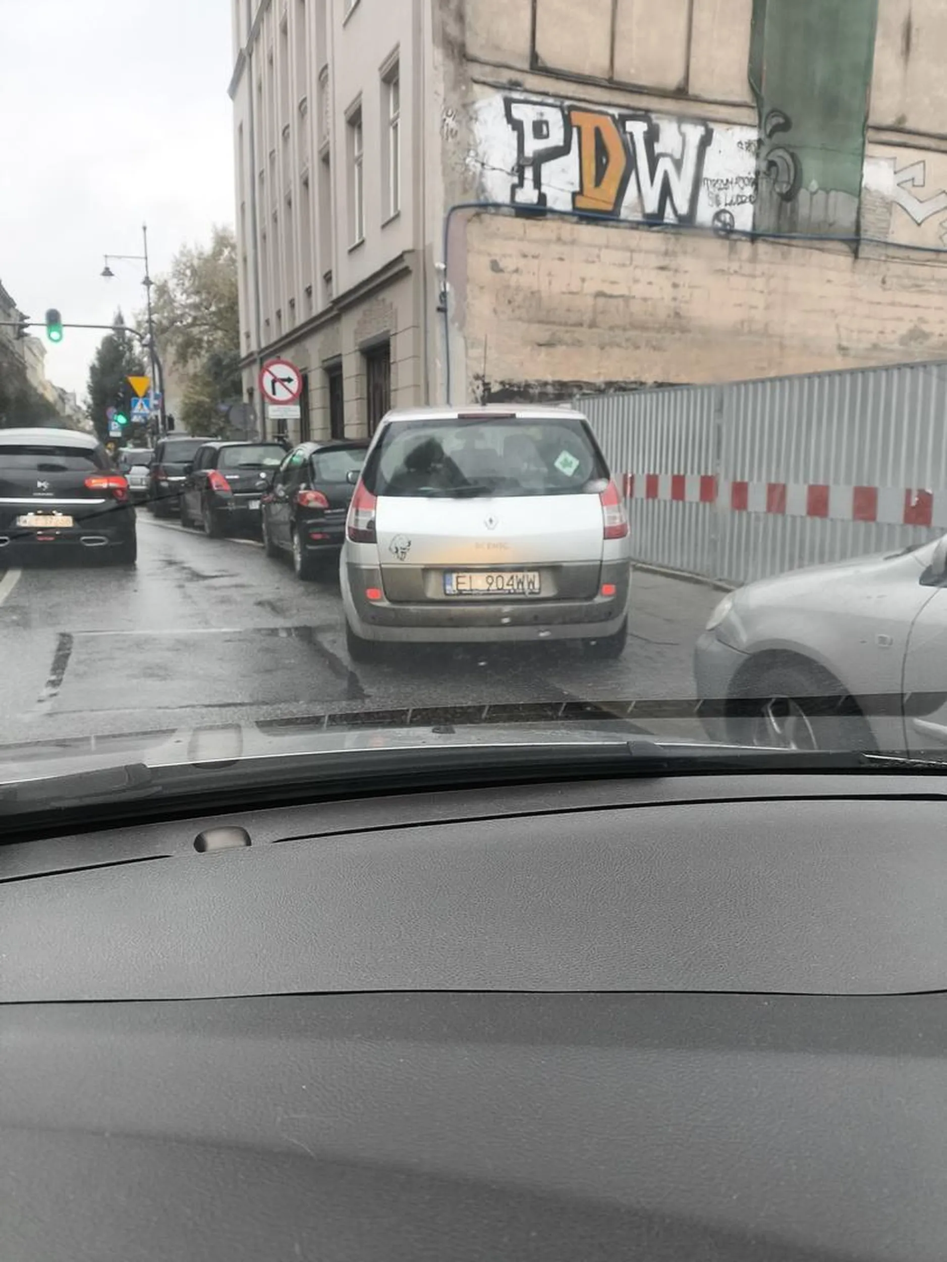 Parkowanie po mistrzowsku. Na chodniku, a przy okazji w ogóle nie wystaje na ulicy. Nie pozdrawiam