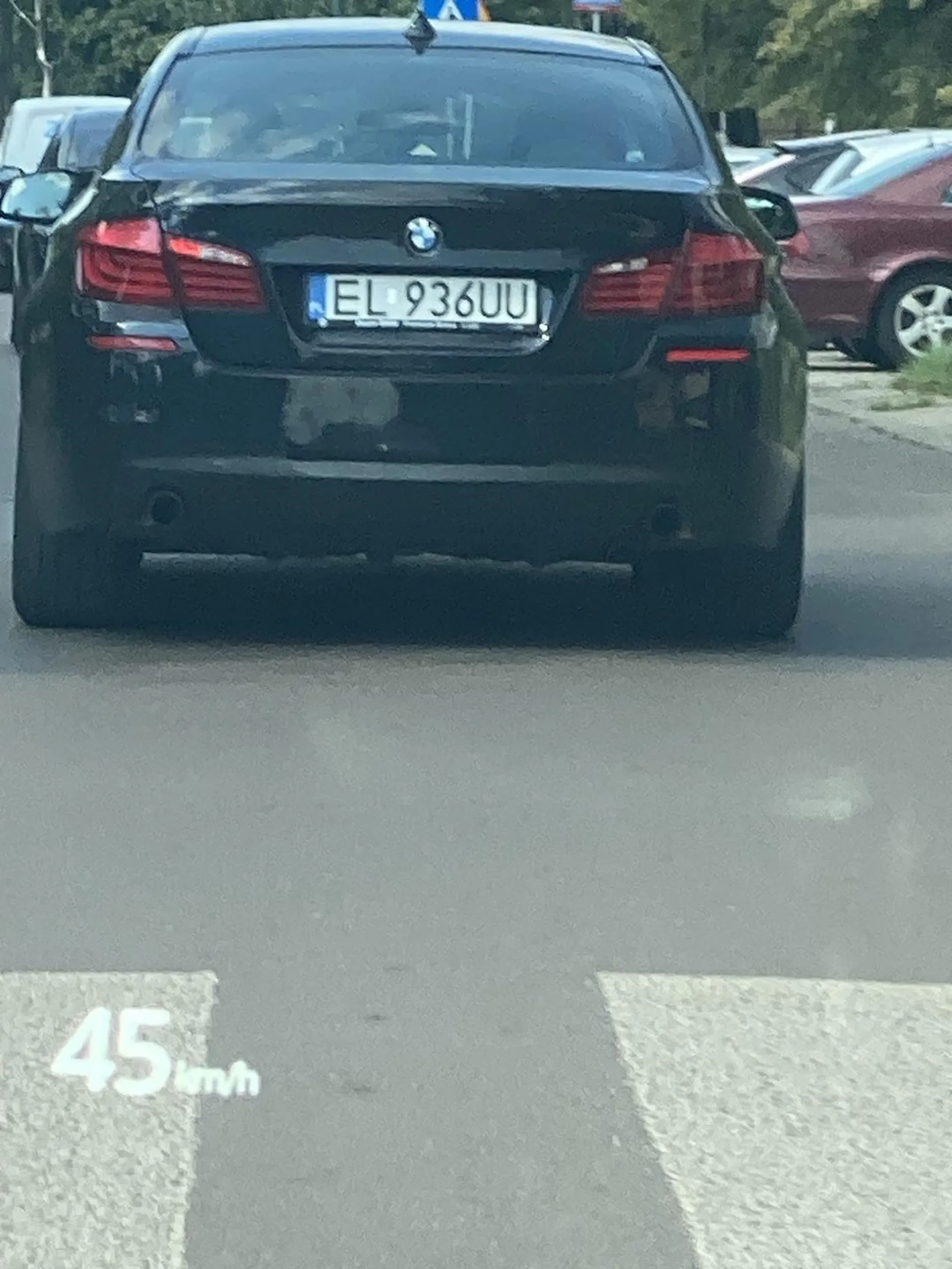 Typowy użytkownik BMW, morda nieskalana inteligencją, ciska to swoje truchło na 40, ok 100km/h i do odciny i slalomik między autami. Takie egzemplarze powinny być szybko kasowane.
