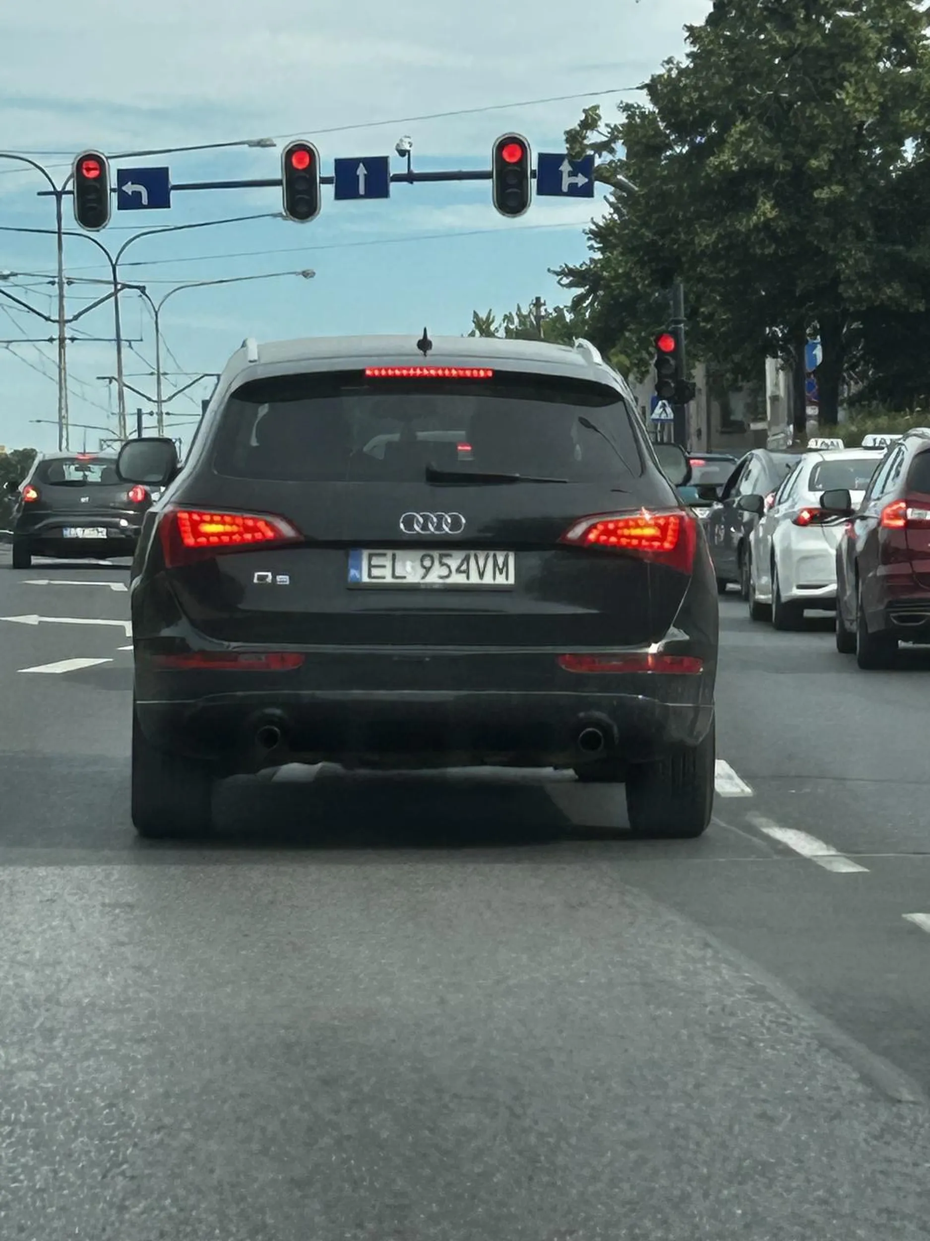 Polecam uważać na tego pajaca skręca z prawego pasa w lewo po zwróceniu uwagi klaksonem przeleciał przez pas zieleni