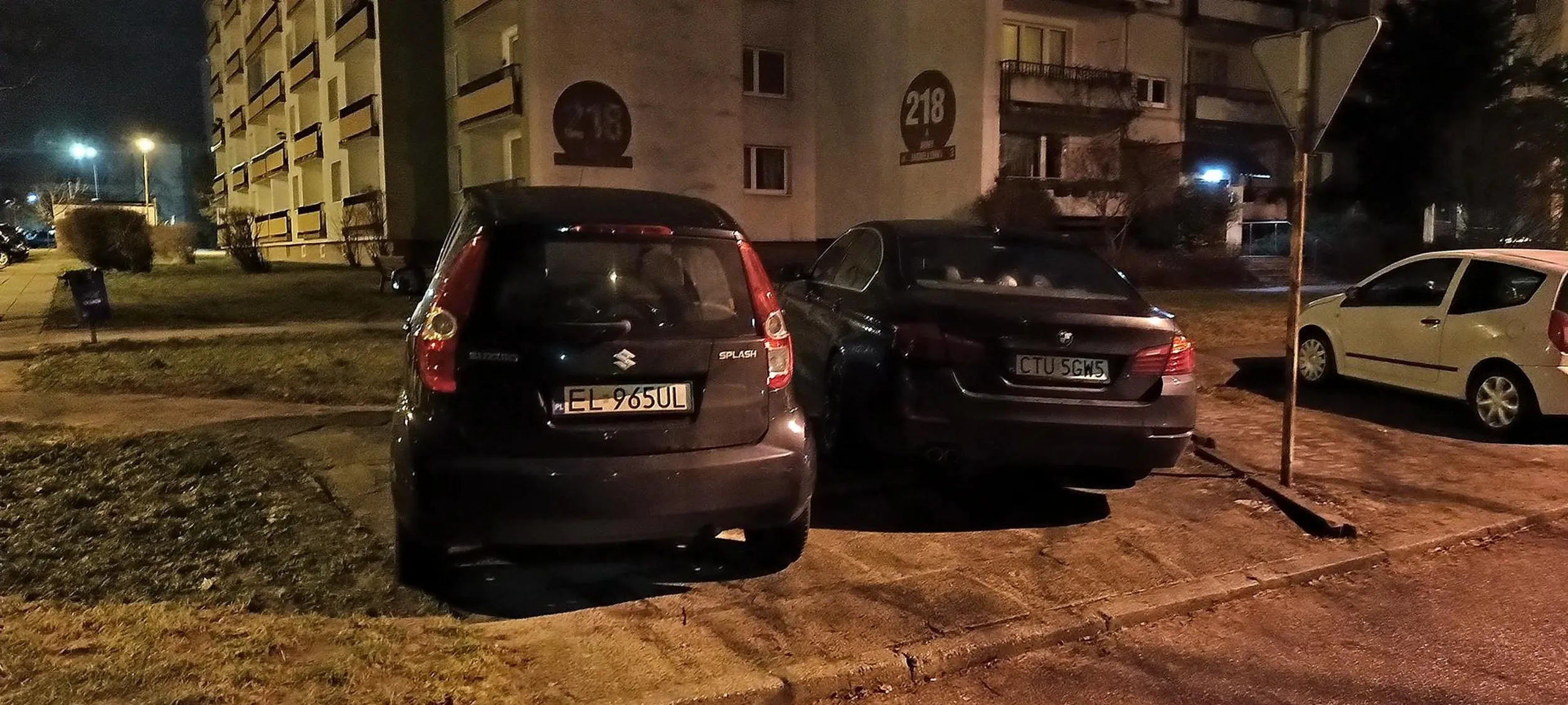 Paniusia z Suzuki zajęła całe przejście na chodniku ,że trzeba przechodzić trawnikiem.  Nie mówiąc już co musiałbym zrobić jadąc z dzieckiem ?  Chamstwo!!!! Ważne ,że ona zaparkowała . Że ludzie się nie boją ,że ktoś im uszkodzi auto w odwecie...  Obok BMW też jest świetny prostak .