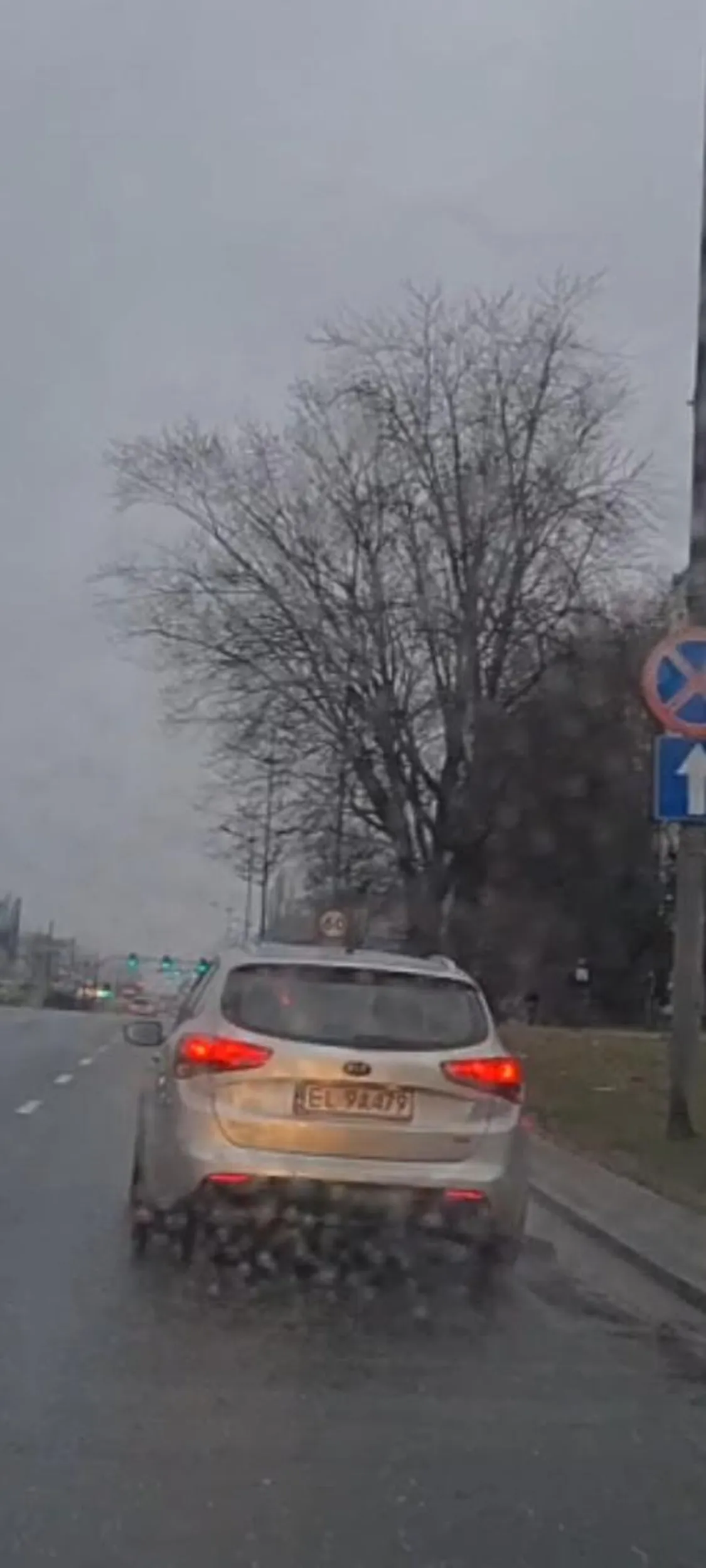 Piździsko wyjeżdża z podporządkowanej i jeszcze fakersa pokazuje. Ktoś Ci połamie te paluchy cipo