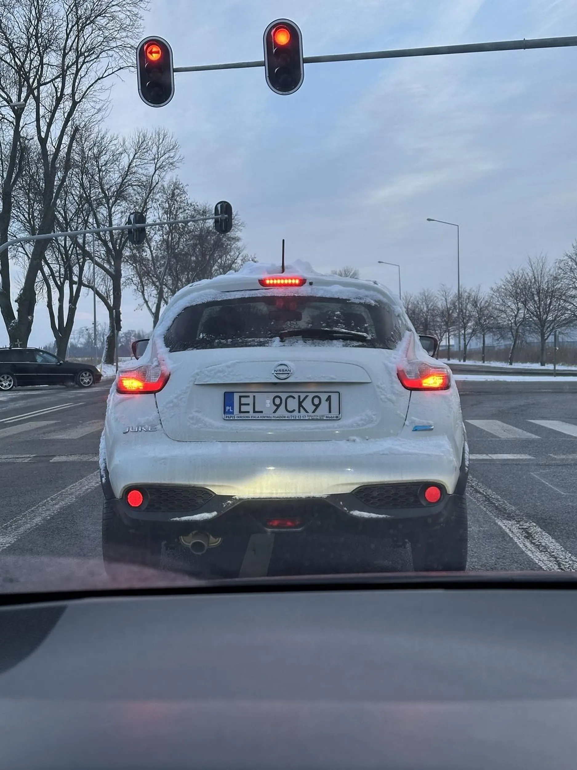 Spowalnia ruch przez co stwarza zagrożenie