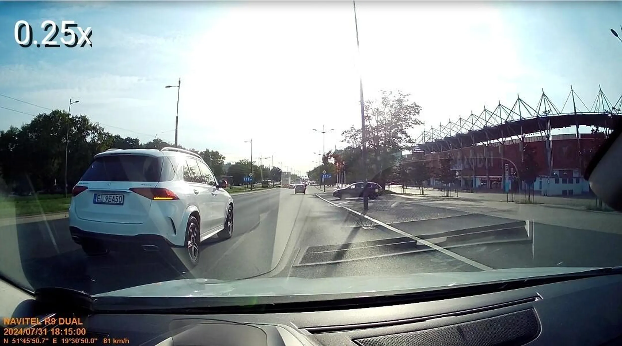 Najpierw wyprzedza jadąc tylko kilka kilometrów szybciej ode mnie, włącza "kierunkowskaz pierwszeństwa", gdy ja nie zwalniam prawie wpakowuje się z własnej glupoty w samochód na pasie na wprost po czym mi zajeżdża drogę i obtrąbia. Uczycie takich bezkarności pozwalając im się wciskać i są efekty. Nawet przyspieszyć się paniczowi nie chce, żeby wyprzedzić. A po wszystkim i tak wcale nie skręca w prawo z tego pasa. Wcisnął się spowrotem na pas jadący na wprost.