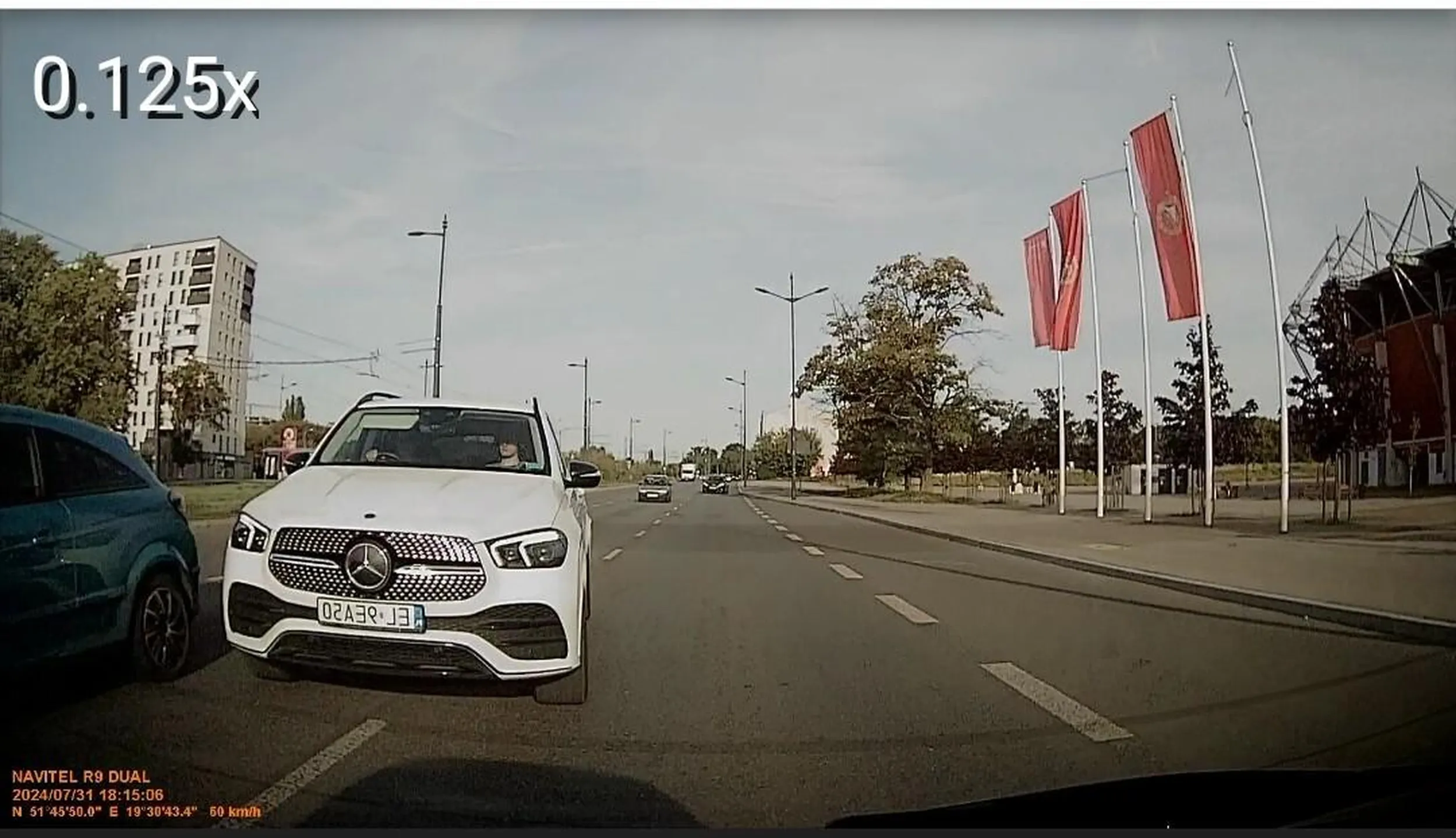 Najpierw wyprzedza jadąc tylko kilka kilometrów szybciej ode mnie, włącza "kierunkowskaz pierwszeństwa", gdy ja nie zwalniam prawie wpakowuje się z własnej glupoty w samochód na pasie na wprost po czym mi zajeżdża drogę i obtrąbia. Uczycie takich bezkarności pozwalając im się wciskać i są efekty. Nawet przyspieszyć się paniczowi nie chce, żeby wyprzedzić. A po wszystkim i tak wcale nie skręca w prawo z tego pasa. Wcisnął się spowrotem na pas jadący na wprost.