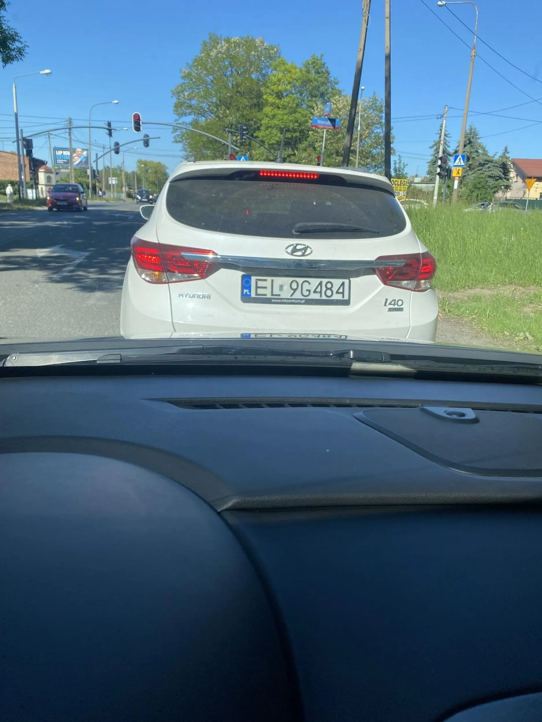 Wymusza pierwszeństwo, z telefonem w ręku i jedzie dalej jak gdyby nigdy nic. Tępa dzida, ale wiadomo baba bez bolca, dostaje…