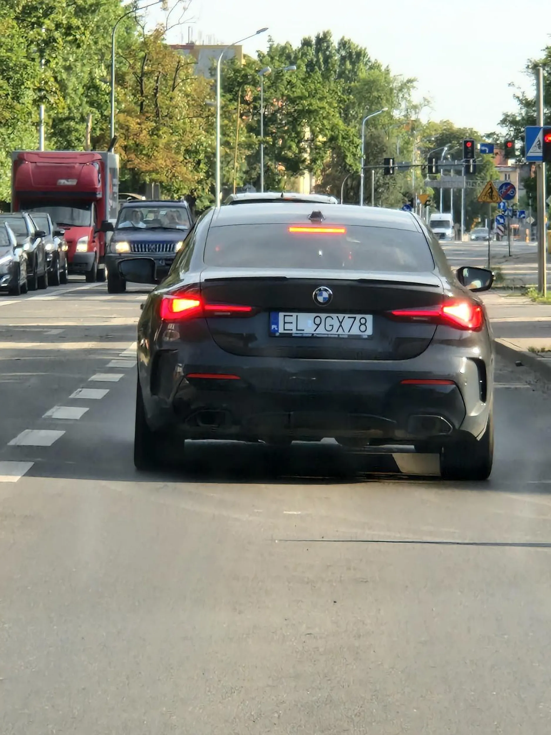 Uwaga. Próbuje wymuszać kolizje hamując bez powodu. Nie stosuje się do sygnalizacji świetlnej oraz znaków poziomych i pionowych. Coś też gestykuluje łapkami. Legnica.