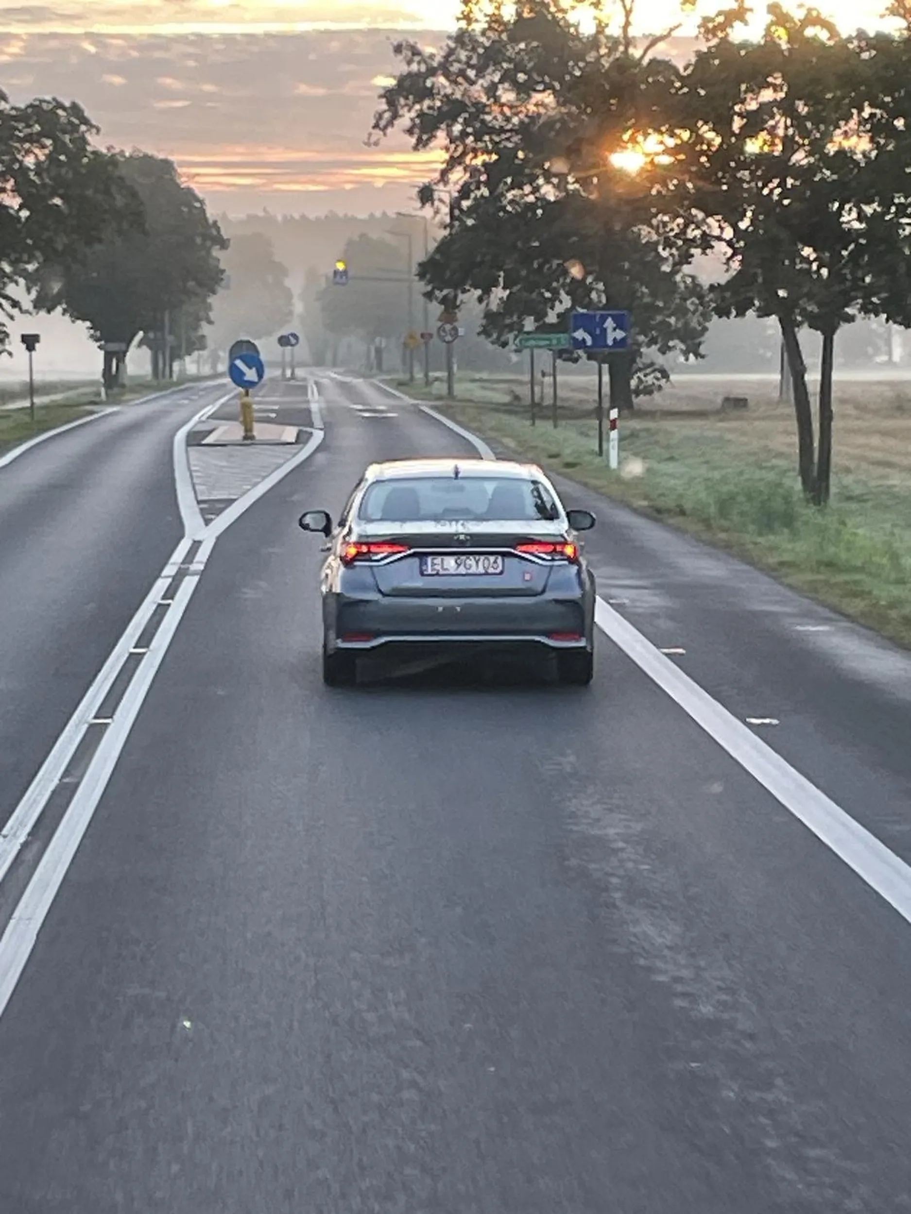 Kierowca na drodze krajowej 92 specjalnie spowalniał ciężarówki, żeby nie szło go wyprzedzić. Na drodze gdzie była długa przerywana prosta przyspieszał do 80kmh, a gdzie ograniczenie było 90kmh jechał sobie 70