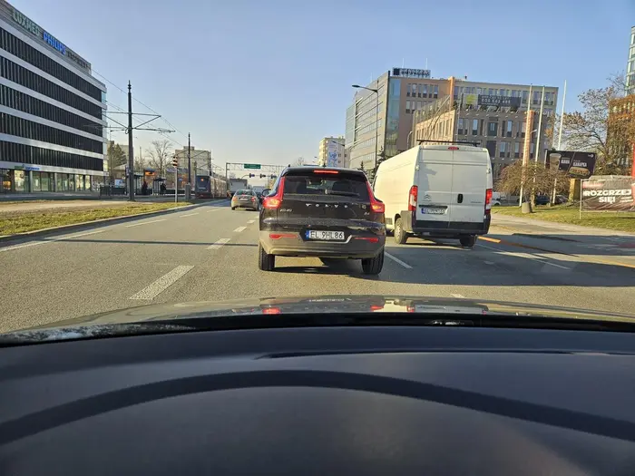 Typowy starszy gościu z kryzysem wieku średniego, który chce zabłysnąć najpierw świeci długimi a później hamuje przed maska