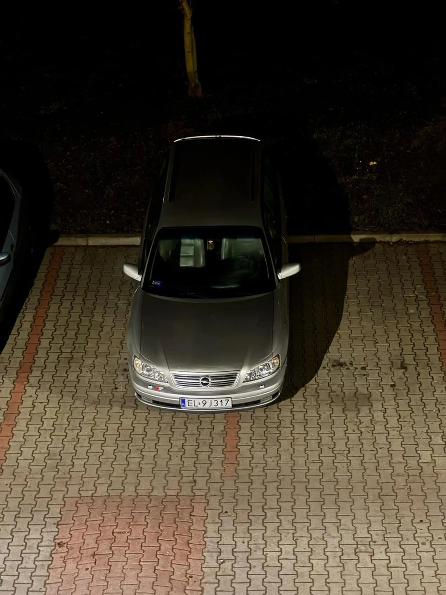 Naucz sie parkować miernoto bo ktos ci kiedys auto odcholuje za te wybryki i wyklei szybę karnymi naklejkami