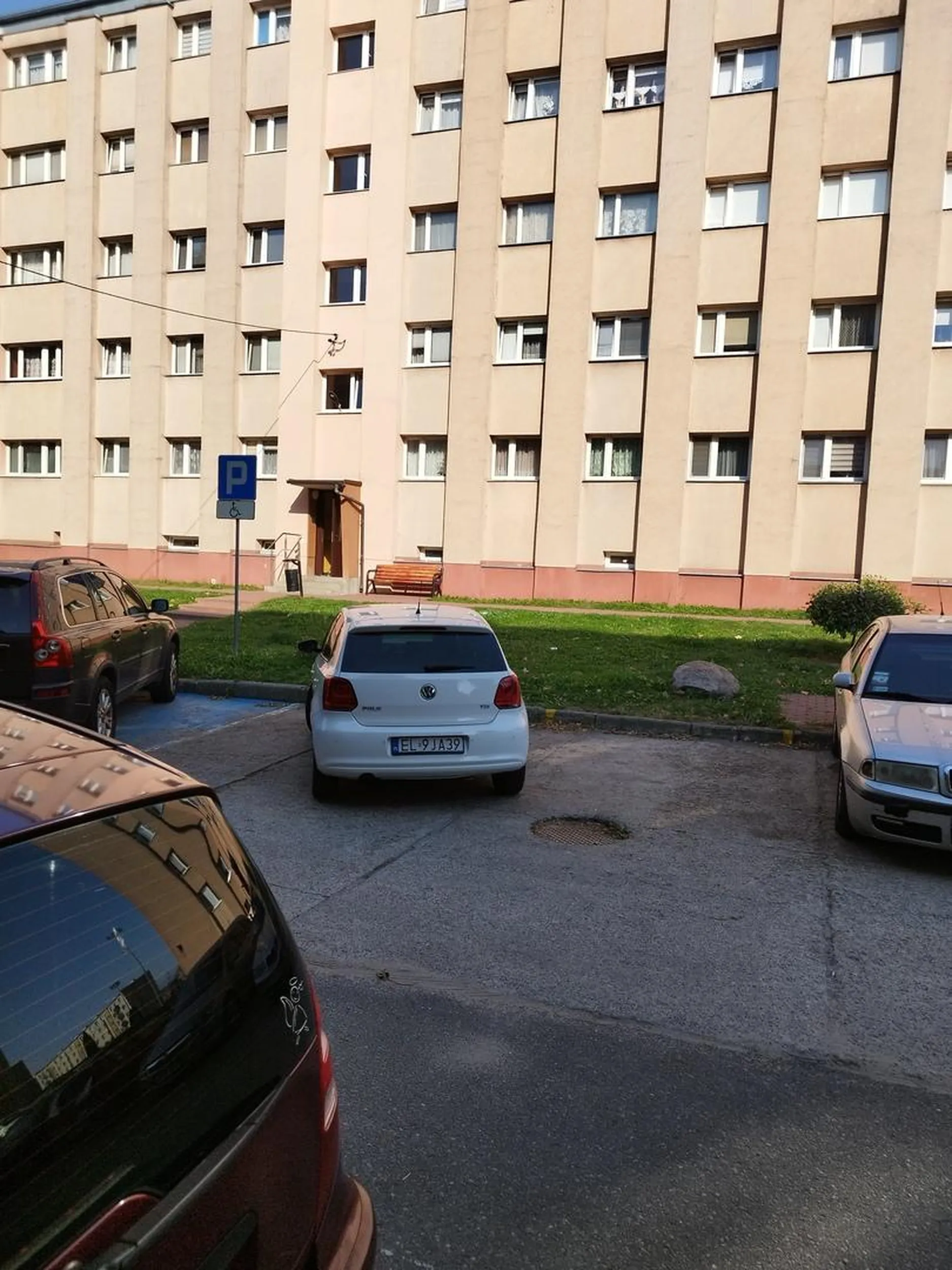 Wiadomo że miejsc parkingowych jest za mało ale kierowca tego auta jest naprawdę już przesadził