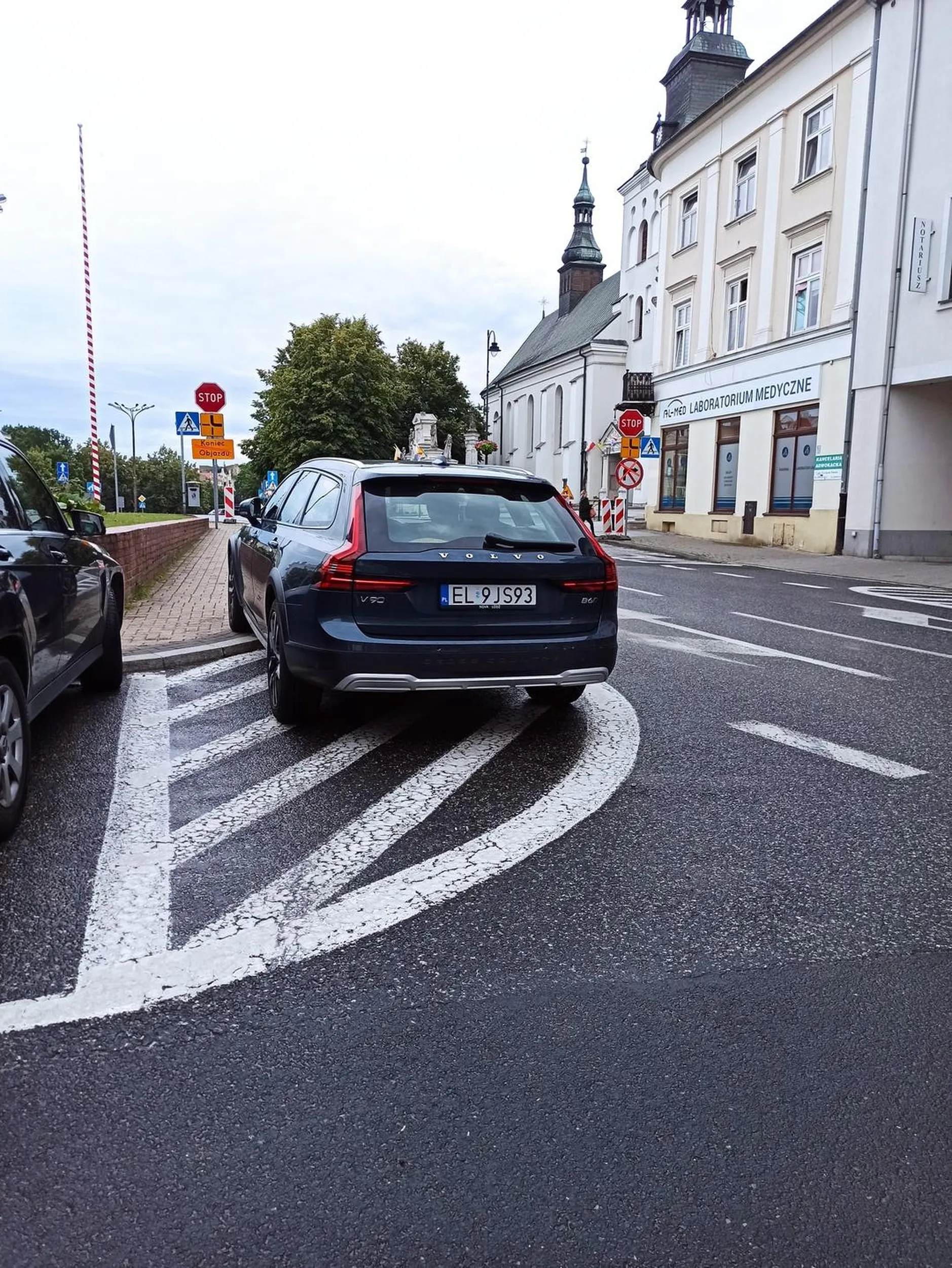 Komentarz zbędny. Parkowanie w centrum Piotrkowa Trybunalskiego. Prawo jazdy znalezione w czipsach.
