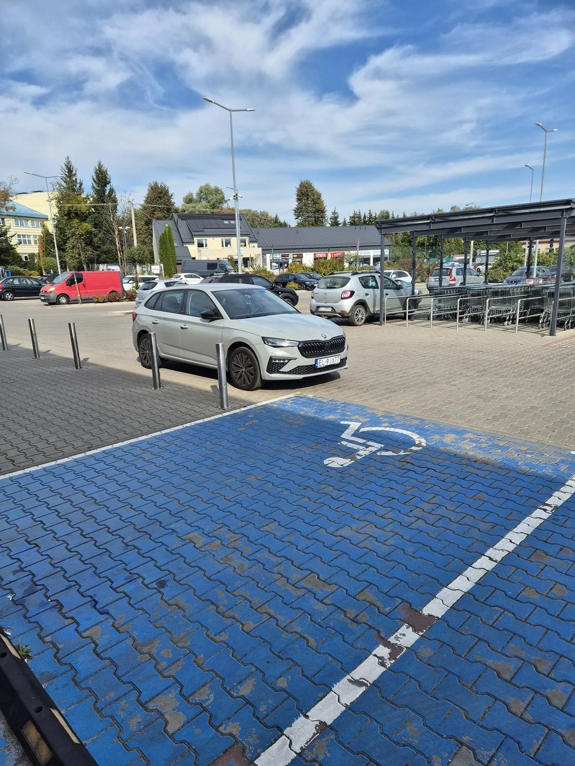 Nie wiem jakie trzeba mieć umiejętności, żeby tak zaparkować  na prawie pustym parkingu. Kolejny mistrz z prawem jazdy z chipsów.