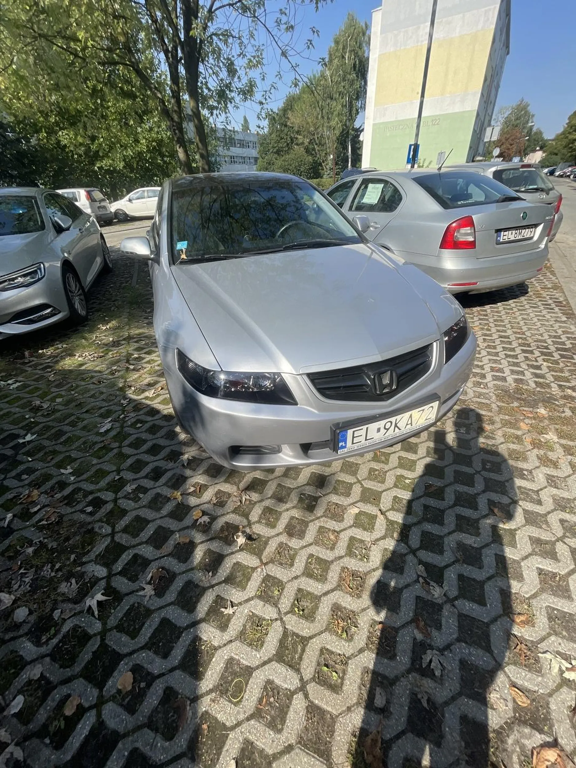 szaleniec i pirat drogowy samochód prowadzi czarny prawdopodobnie imigrant, zapiepsza 140 w zabudowanym wyprzedzając wszystkich