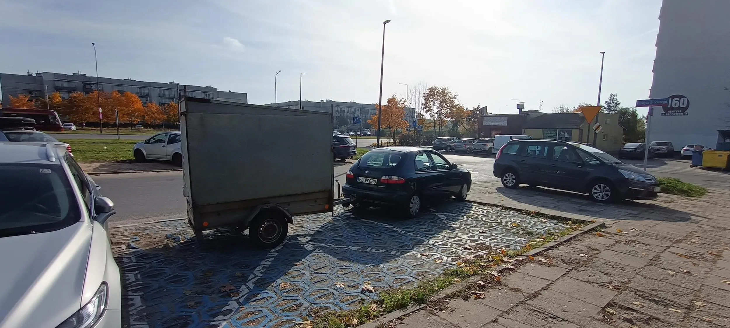 Kutong stanął Lanosem z przyczepą na dwóch miejscach parkingowych dla osób niepełnosprawnych... Oczywiście bez uprawnień . Miejsca wokół było pełno . Karma wróci