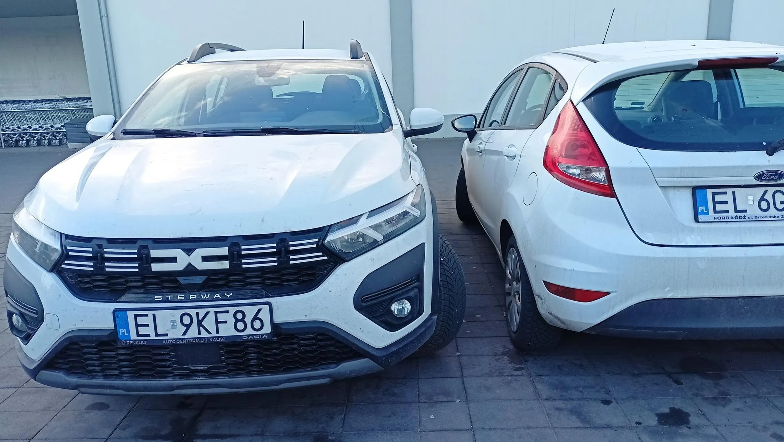 Ktoś kupił za duże auto i nie potrafi zmieścić się w wyznaczonym miejscu... Dodam, że parking był pusty.