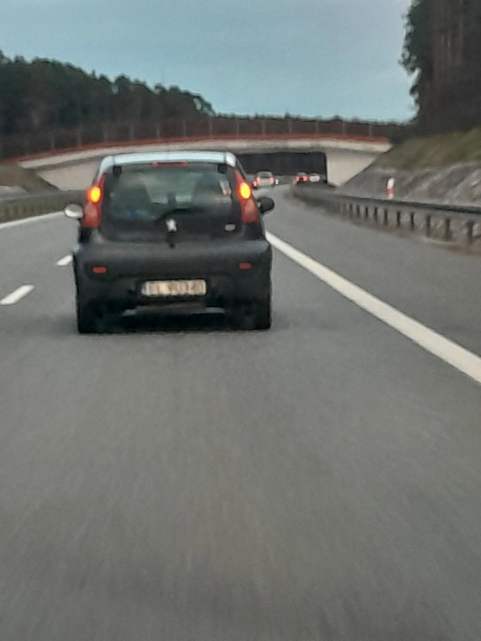 Człowieku znasz przepisy? Prawko w cipsach znalazłeś? Po to masz pas rozbiegowy żebyś się rozpędził i dołączył do ruchu, a nie od razu wbijasz się na drogę!!!