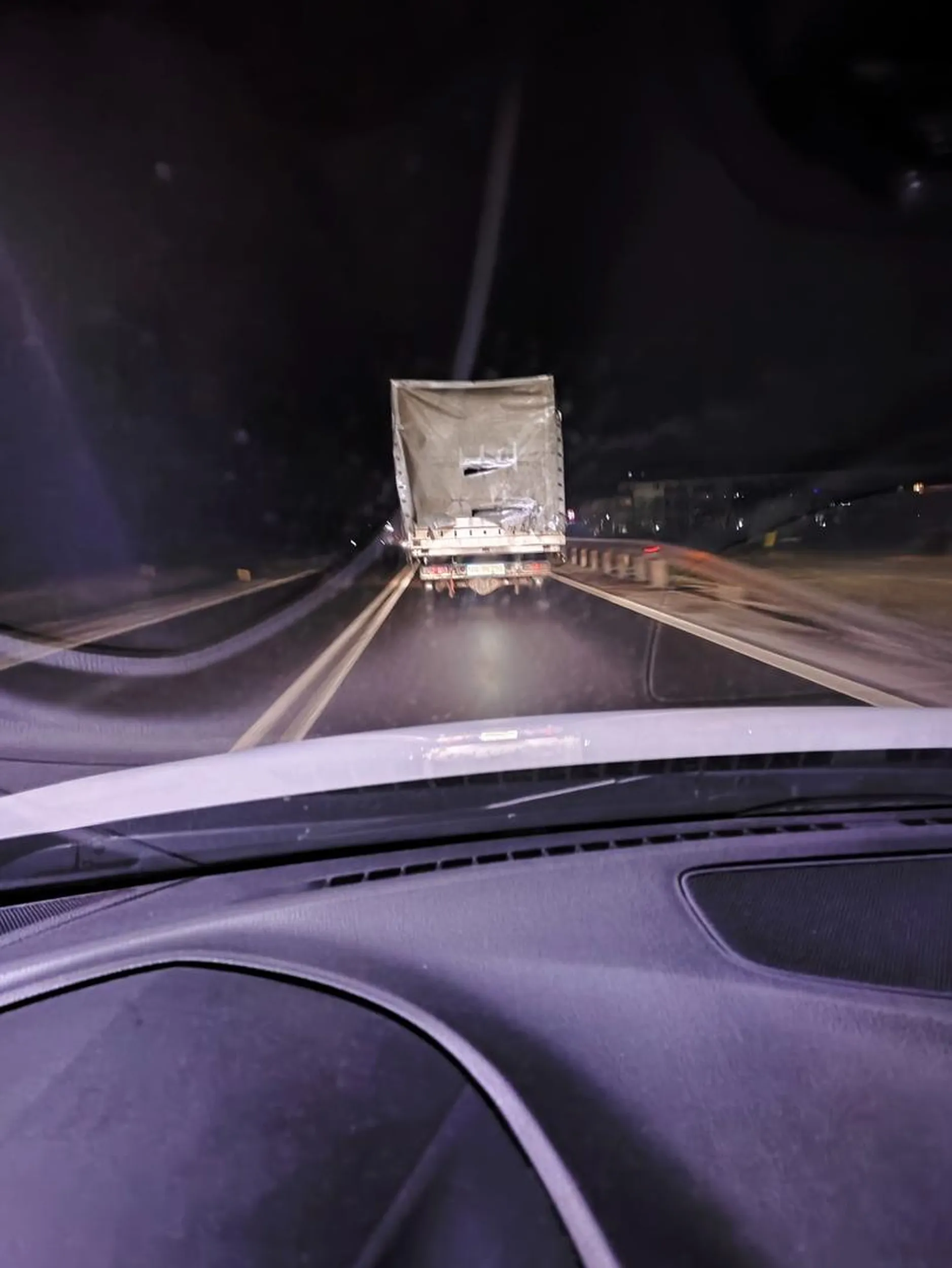 Jedzie w nocy bez żadnych świateł z tyłu. Z przodu jedynie pozycyjne. Cała kipa porozdzierana. Kto to dopuszcza do ruchu. Kierunkowskazów nie używa wcale lub też nie działają. Po mieście gnał koło 90km/h później jakby nigdy nic.