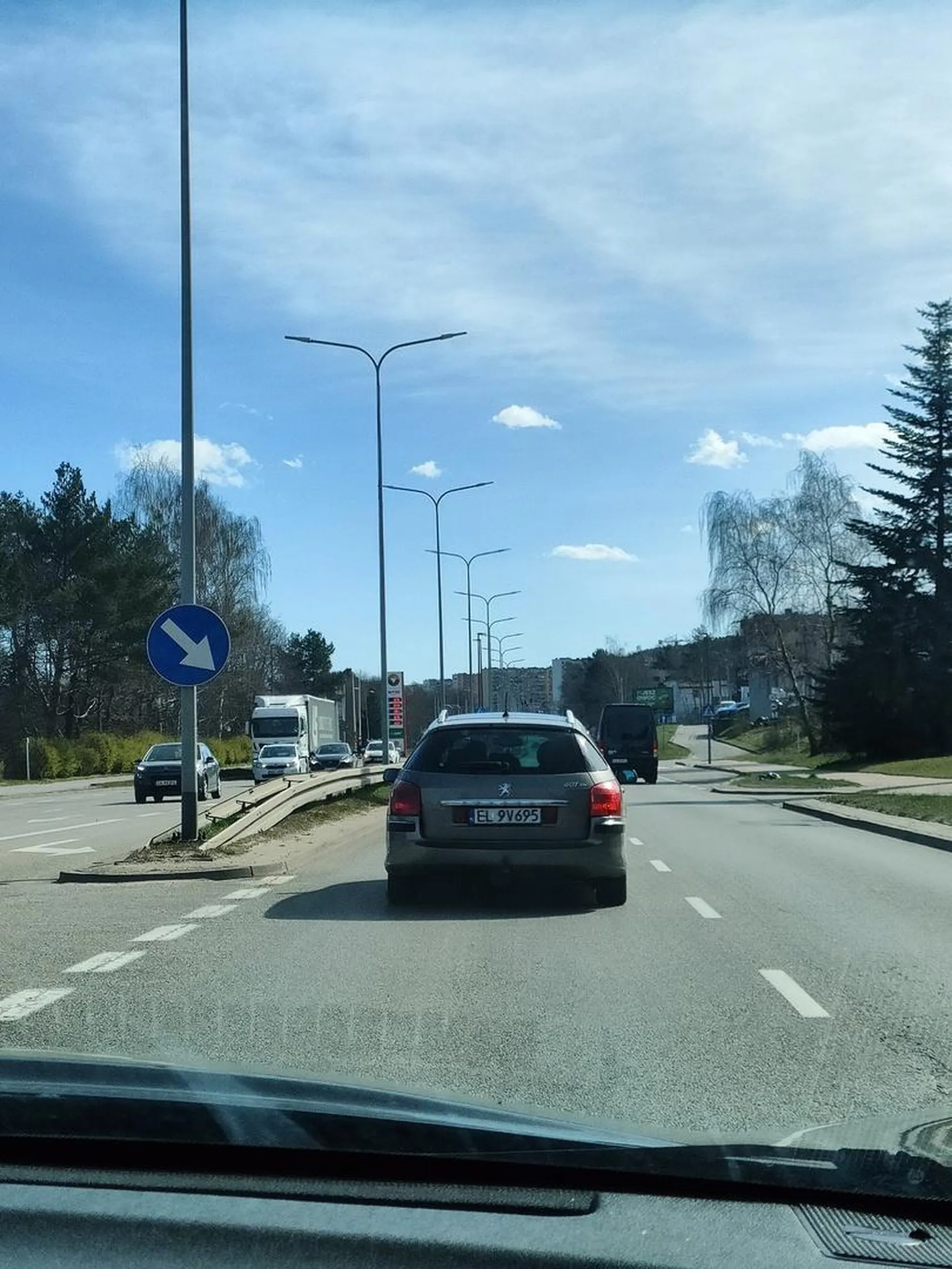 Blokuje lewy pas i nie chce zjechać