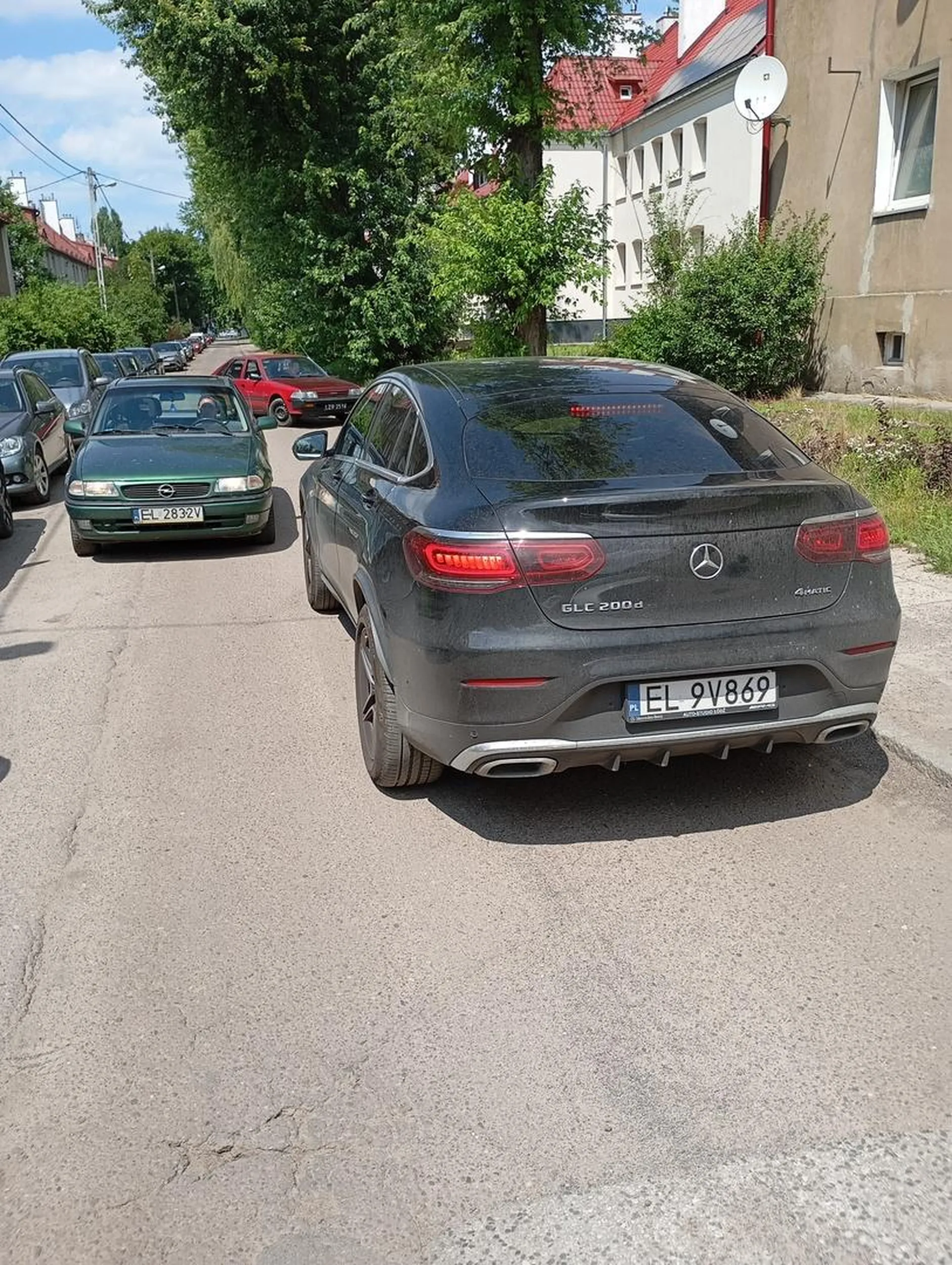 Kołek zablokował drogę i miał problem żeby zjechać z niej aby auta mogły przejechać. Buc złotem obwieszony i upchane siano w buty bo trochę wystawało. Generalnie koniem jechało od typa.