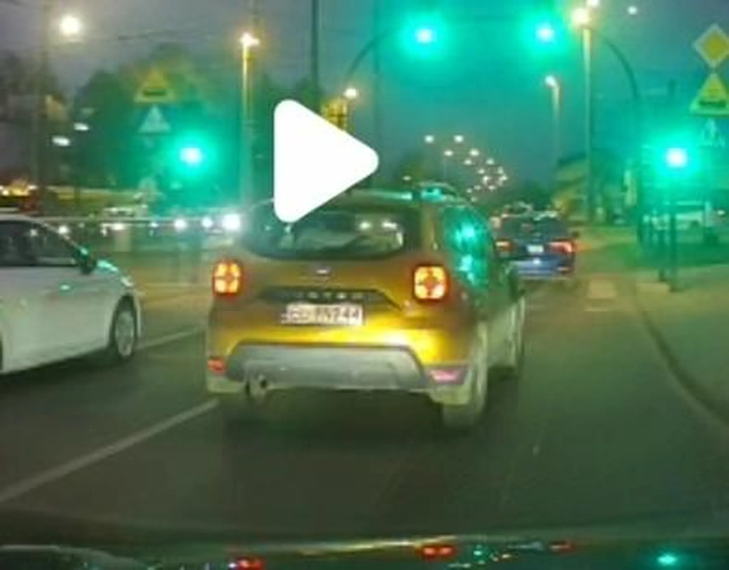 Z lewego pasa do skrętu w prawo pani postanowiła wjechać sobie na prawy bo jej wszystko wolno.